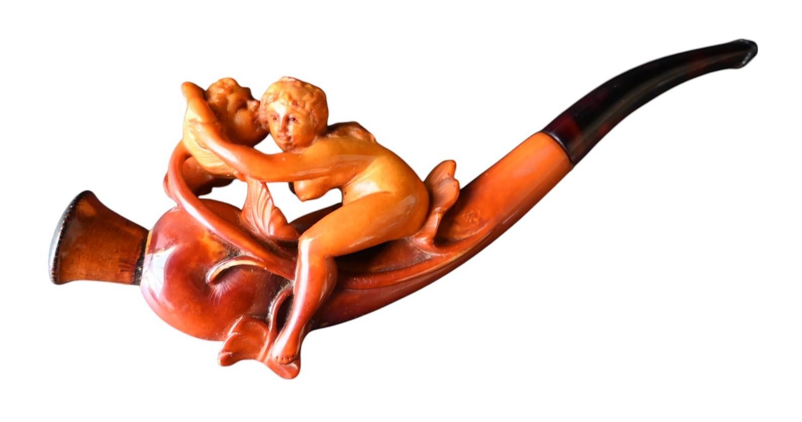 Rara pipa de espuma de mar del siglo XIX que representa a Eros y Psique - Escena mitológica erótica, Viena, ca. 1890

Excepcional pipa figurada de espuma de mar finamente tallada con una sensual escena mitológica de Eros abrazando a Psique desnuda,