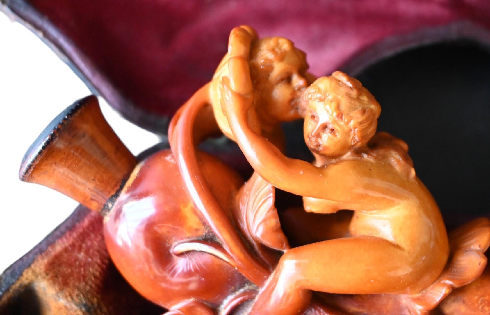 Pipa de espuma de mar rara, siglo XIX - Eros y Psique, escena mitológica erótica. en Bueno estado para la venta en Bilzen, BE