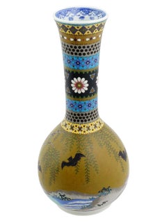 Rare vase japonais Meiji en émail cloisonné sur porcelaine représentant des Bats