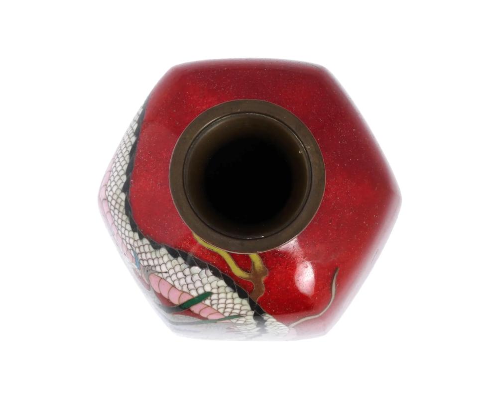 Émail Rare vase dragon japonais Meiji en émail rouge cloisonné et rose en vente