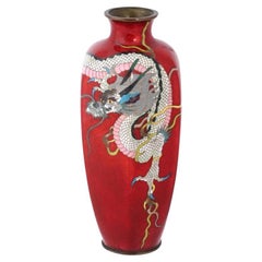 Rare vase dragon japonais Meiji en émail rouge cloisonné et rose