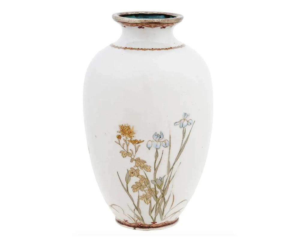 Cloisonné Rare vase japonais Meiji en émail blanc cloisonné et fil d'argent avec oiseaux et fleurons en vente