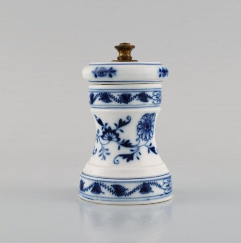 Rare Meissen Blue Onion pepper mill in hand-painted porcelain. 
Approx. 1900.
Measures: 10 x 6 cm.
In excellent condition.
Stamped.
1st Factory quality.