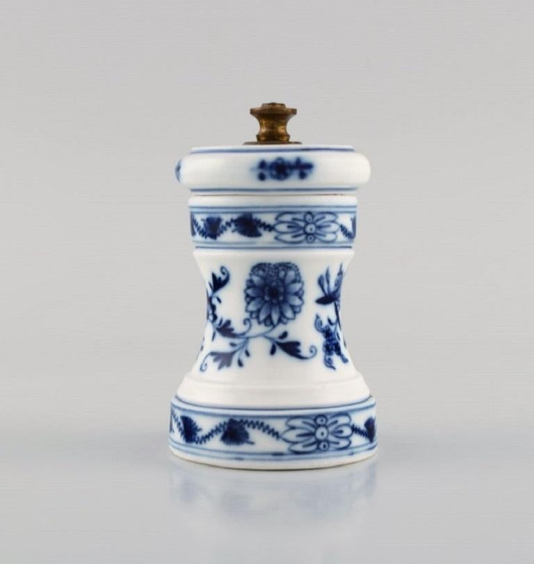German Rare Meissen Blue Onion Pepper Mill in Hand-Painted Porcelain, Approx. 1900