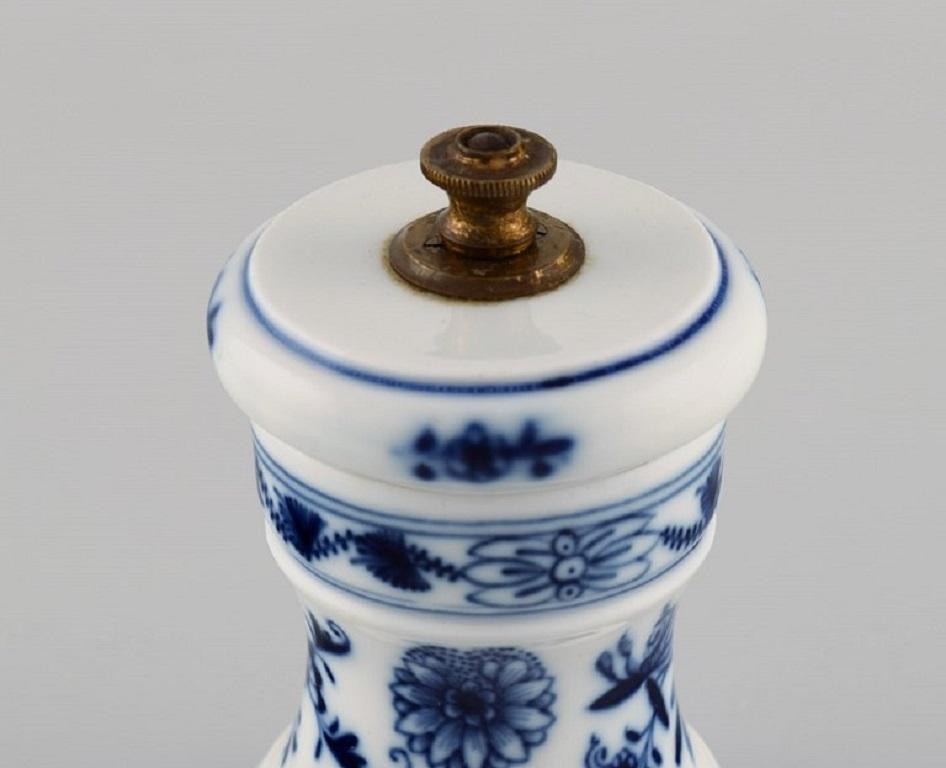 Rare Meissen Blue Onion Pepper Mill in Hand-Painted Porcelain, Approx. 1900 In Excellent Condition In Copenhagen, DK