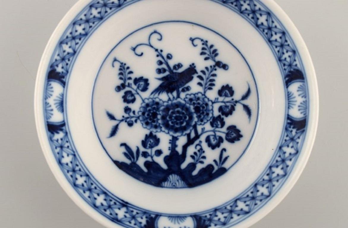 Rare bol Meissen en porcelaine peinte à la main, décoré d'un oiseau exotique de style chinois. 
Fin du 19e siècle.
Mesures : 14,5 x 3,7 cm.
En parfait état.
Signé.
1ère qualité d'usine.