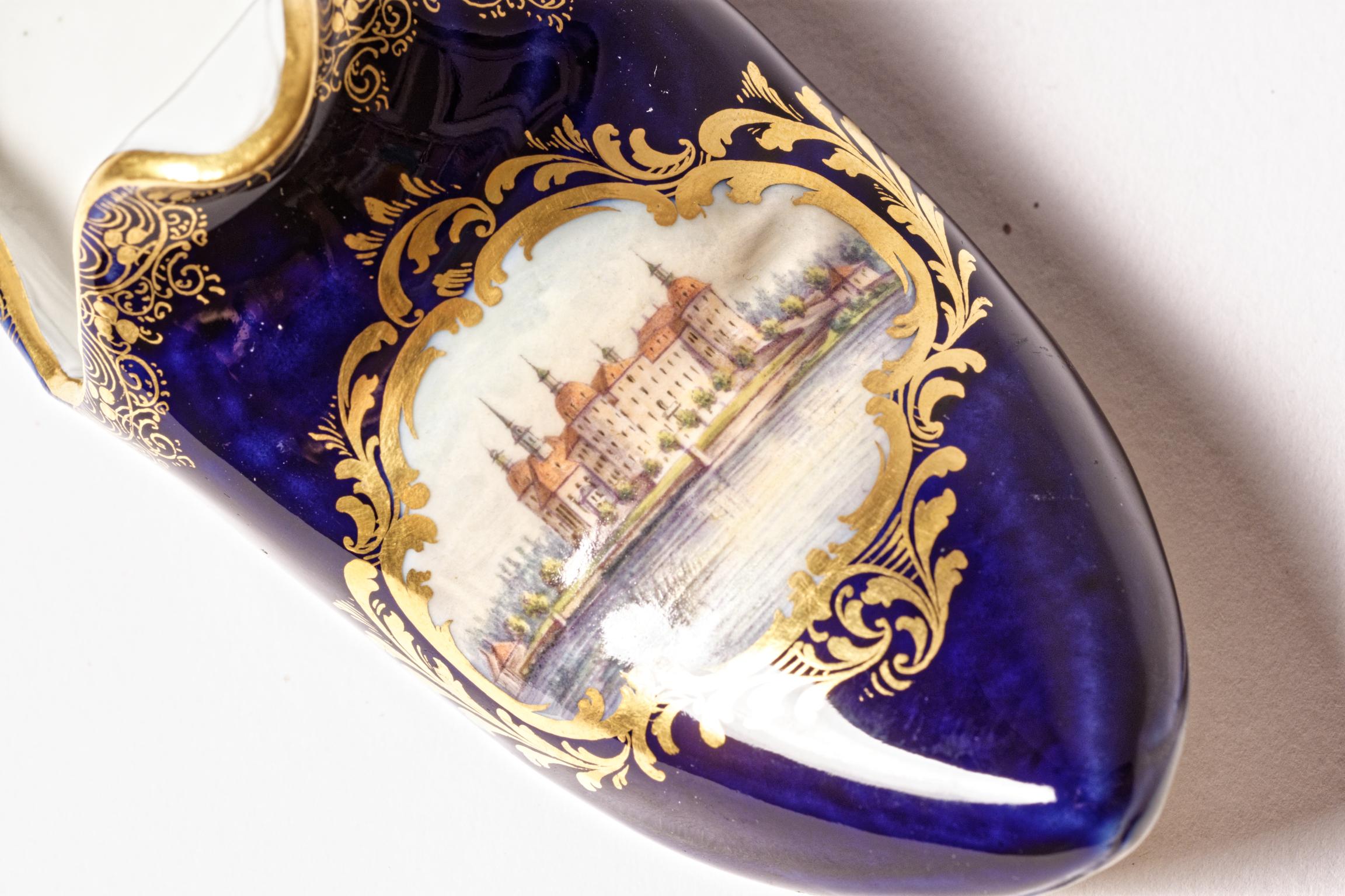 Allemand Rare pantoufle « Shoe » de Meissen bleu cobalt peint à la main représentant le château de Moritzburg, vers 1890 en vente