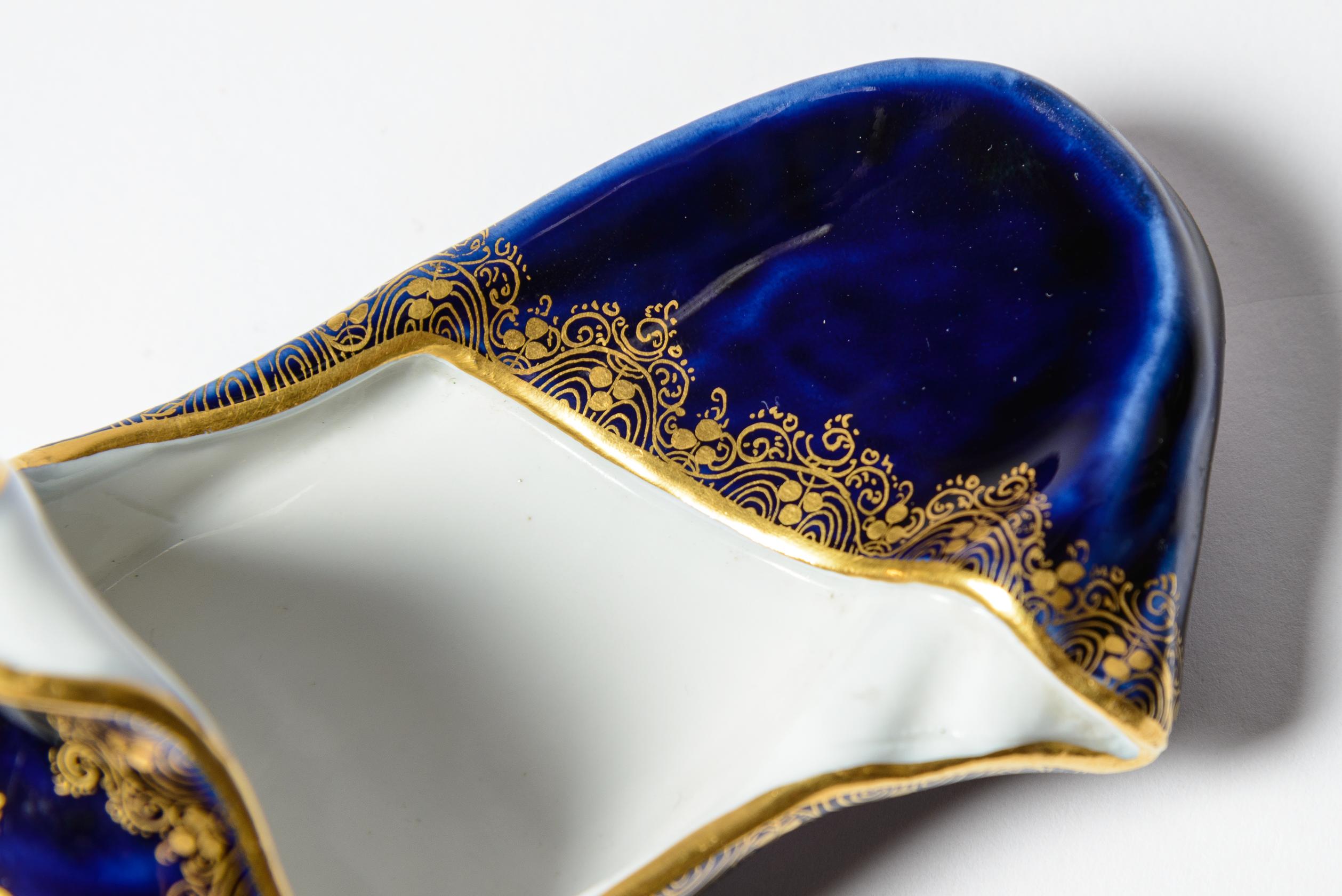 Or Rare pantoufle « Shoe » de Meissen bleu cobalt peint à la main représentant le château de Moritzburg, vers 1890 en vente