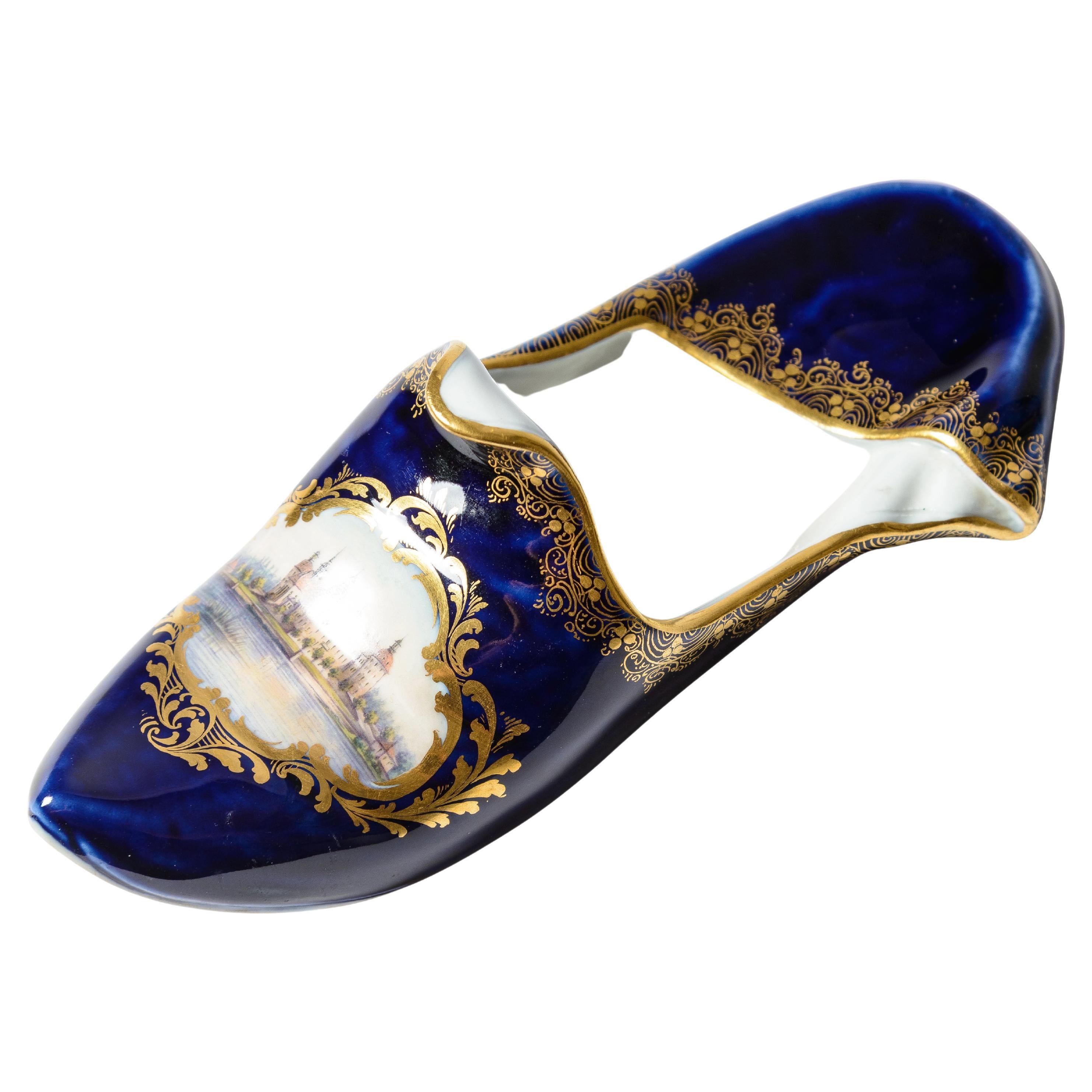 Rare pantoufle « Shoe » de Meissen bleu cobalt peint à la main représentant le château de Moritzburg, vers 1890 en vente