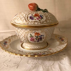 Seltene Meissener Wedgwoodware oder Saucier mit angehängter Unterplatte und Deckel mit Erdbeer