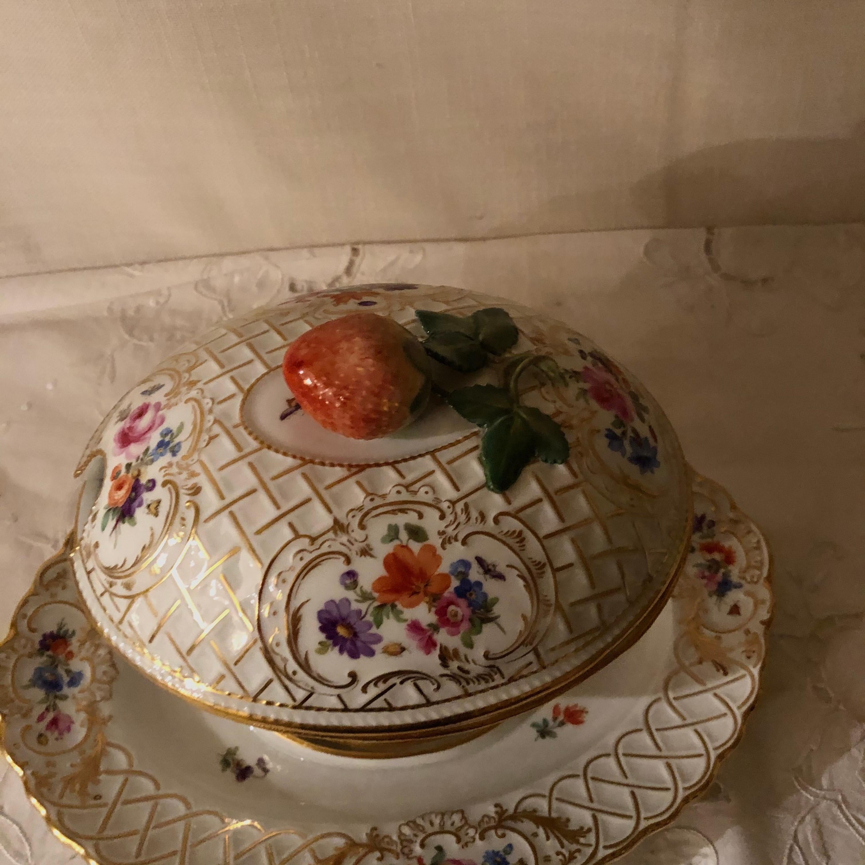 Raro salsera o salsera de Meissen con bajoplato adosado y tapa con fresa Rococó en venta