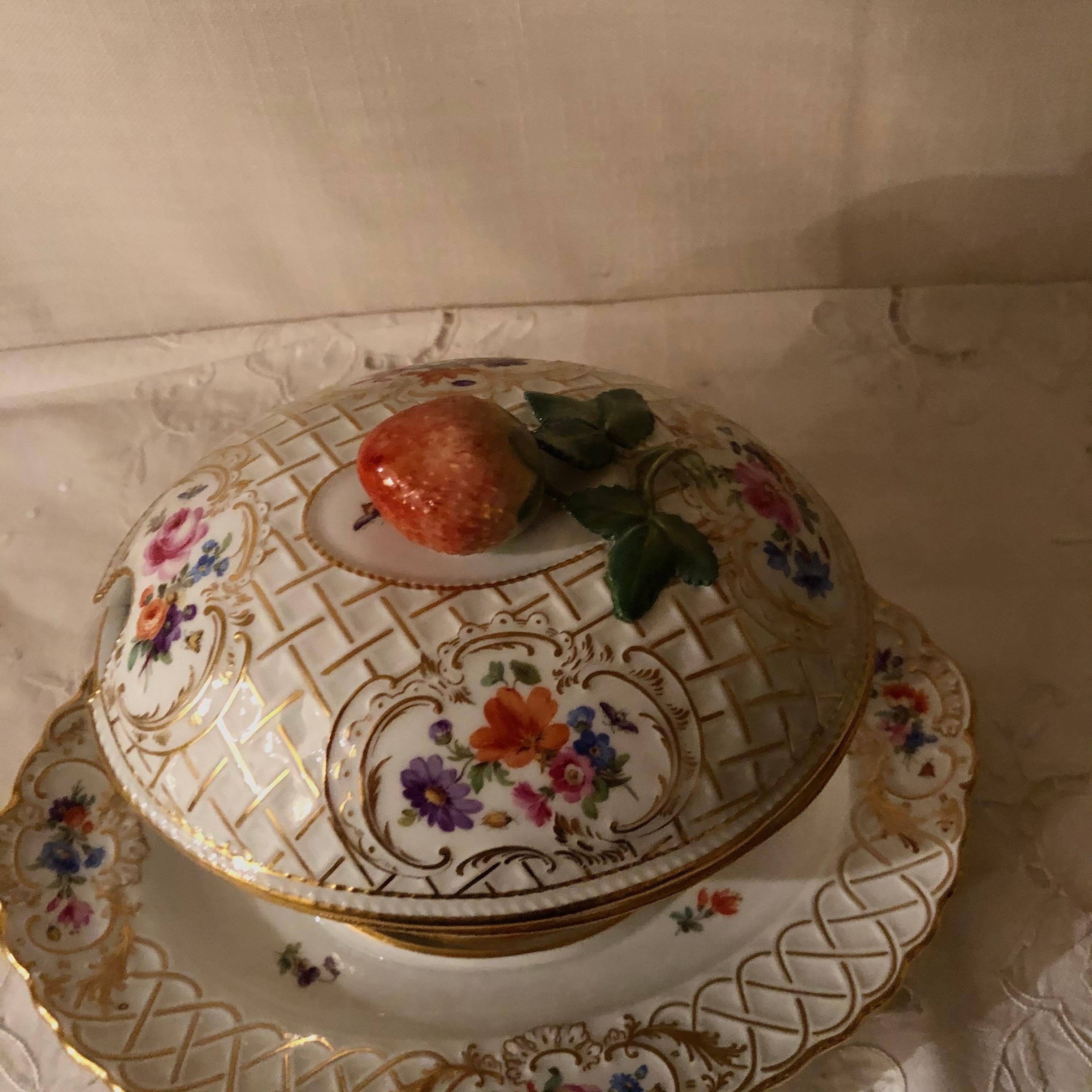 Rococo Rare soucoupe à sauce ou à sauce de Meissen avec sous-assiette et couvercle attachés en forme de fraise en vente