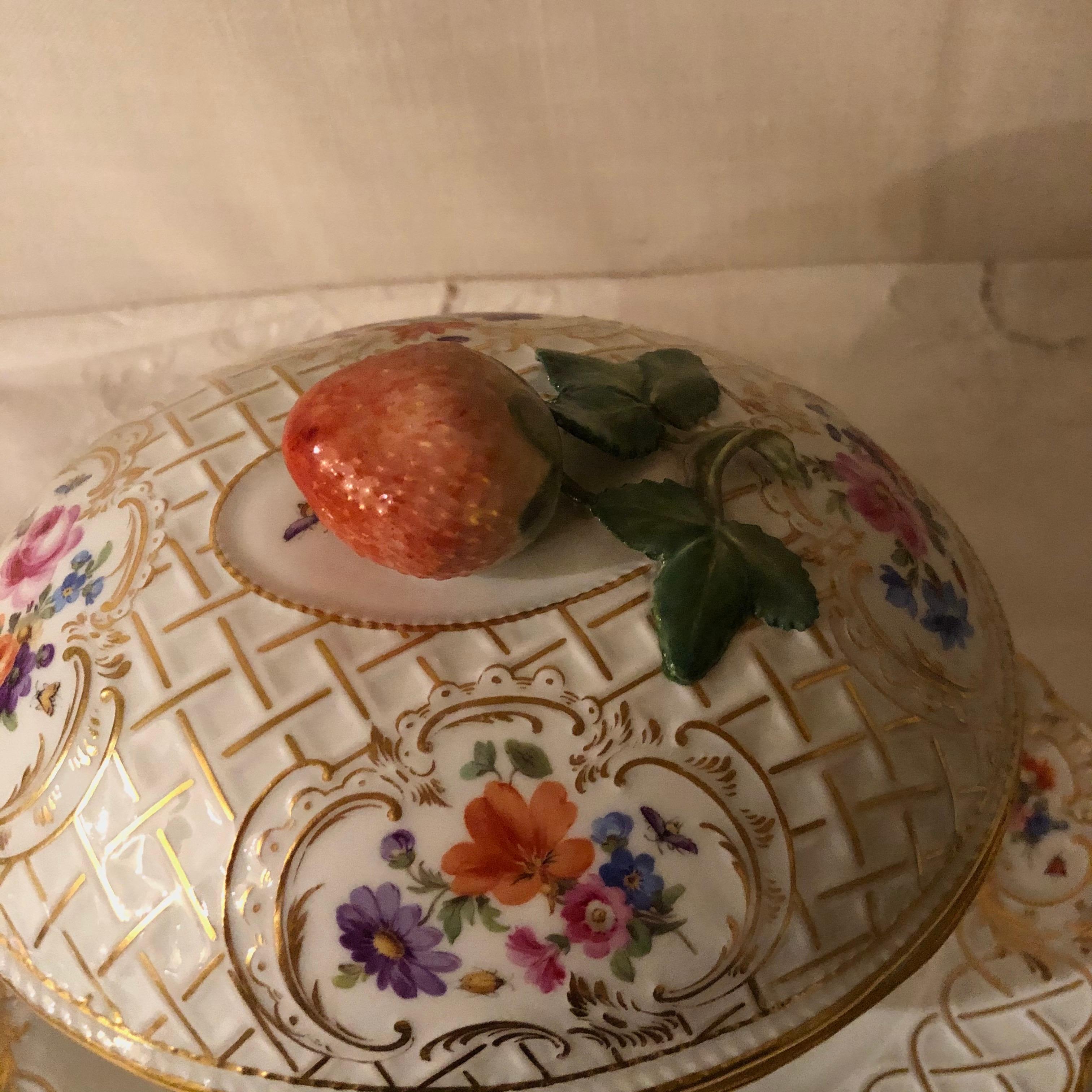 Raro salsera o salsera de Meissen con bajoplato adosado y tapa con fresa Pintado a mano en venta