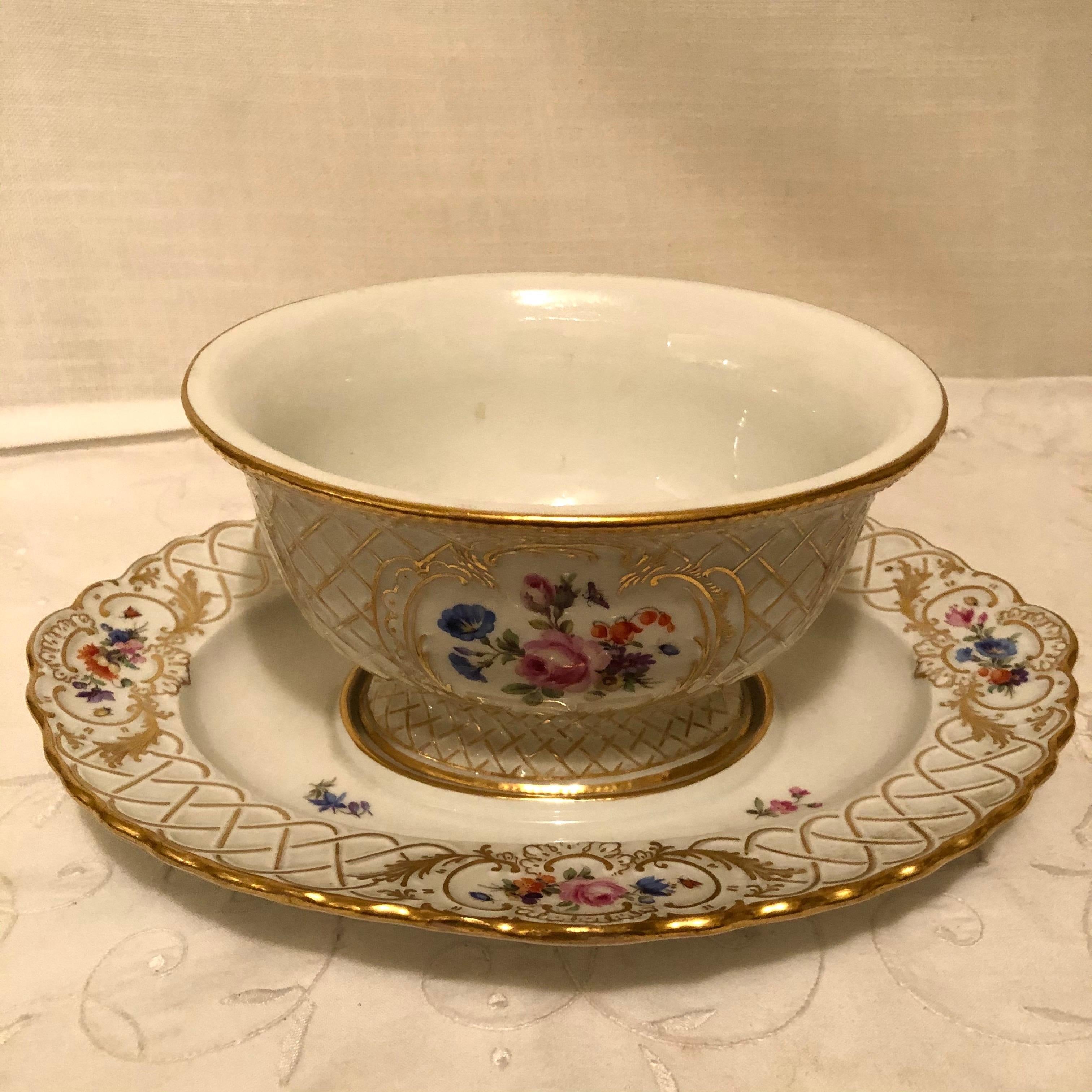Raro salsera o salsera de Meissen con bajoplato adosado y tapa con fresa Porcelana en venta
