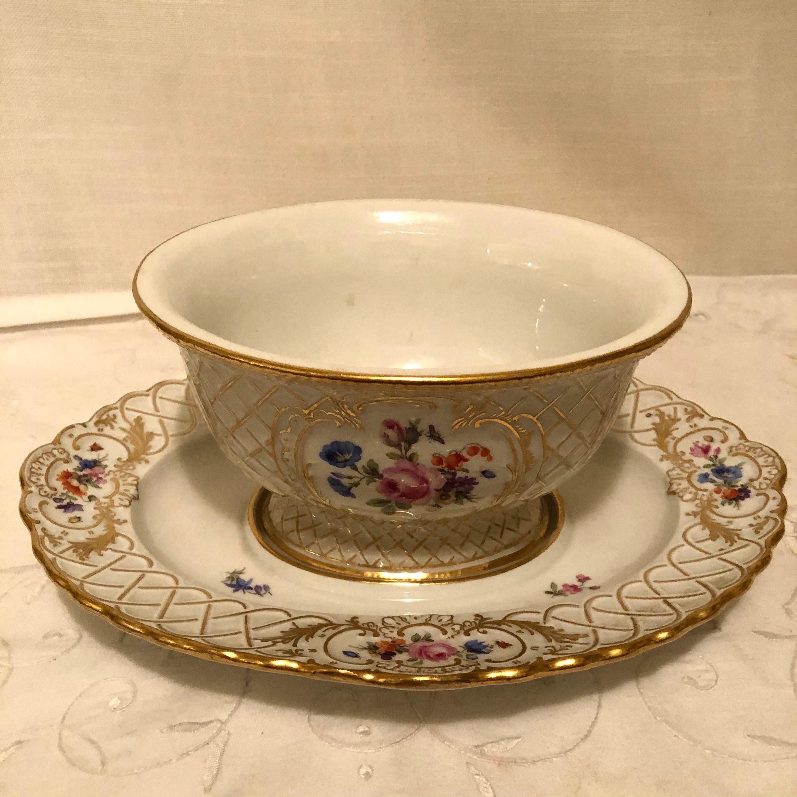 Porcelaine Rare soucoupe à sauce ou à sauce de Meissen avec sous-assiette et couvercle attachés en forme de fraise en vente