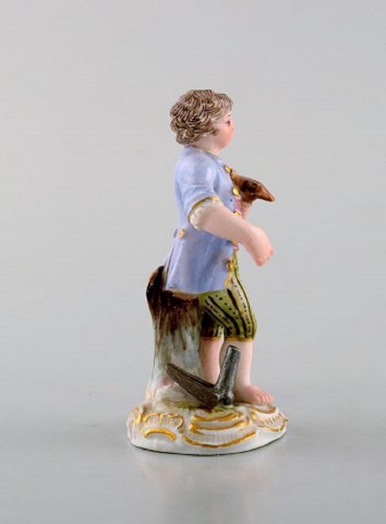 Rare figurine antique de Meissen d'après Johann Joachim Kändler en porcelaine peinte à la main. Garçon avec faucon. Daté de 1850-1880. Numéro de modèle 2869.
Dimensions : 6,3 x 3,5 cm : 6,3 x 3,5 cm.
En bon état.
Estampillé.