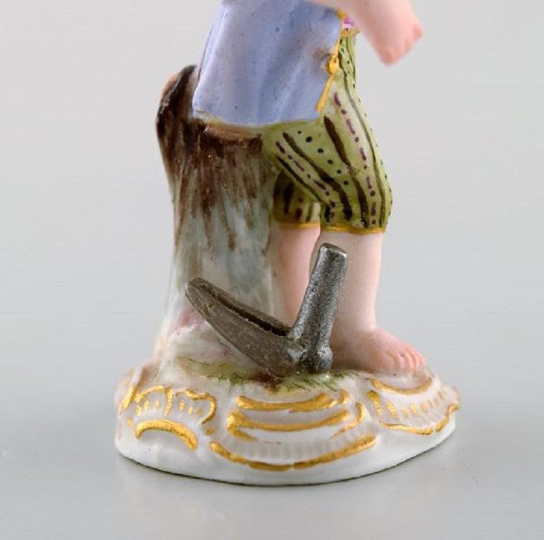 Milieu du XIXe siècle Rare miniature de Meissen d'après Johann Joachim Kändler, Garçon au Falcon en vente