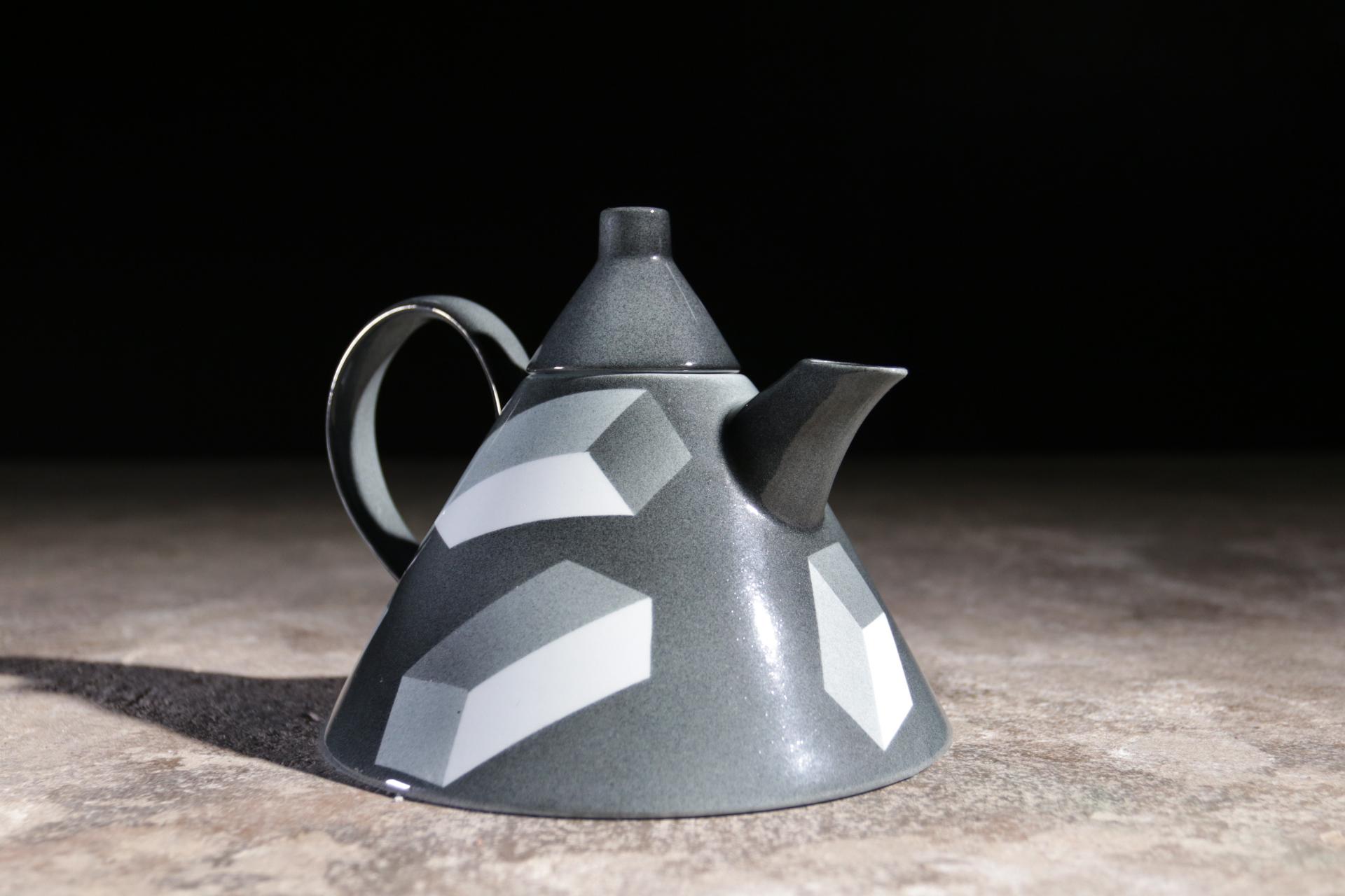 Post-Modern Rare Memphis Porcelain Rolf Sinnemark Rörstrand 'Atlantis' series Teapot 1984 For Sale