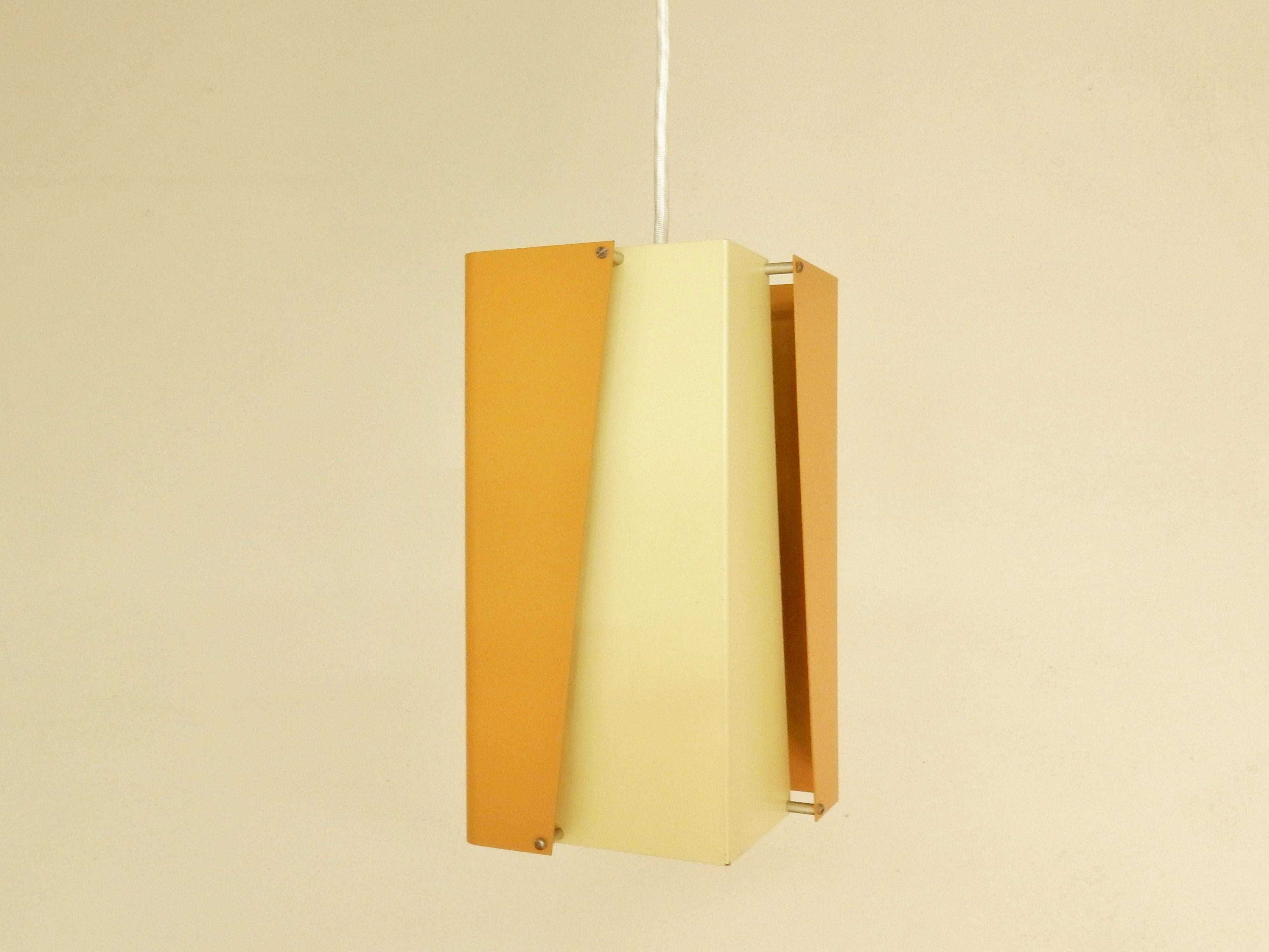 Esta preciosa lámpara colgante de color naranja y crema es obra del fabricante danés de iluminación Lyfa. Es un diseño poco común, hecho con una disposición de 4 chapas plegadas de metal lacado en color que se unen con alfileres de latón. La luz