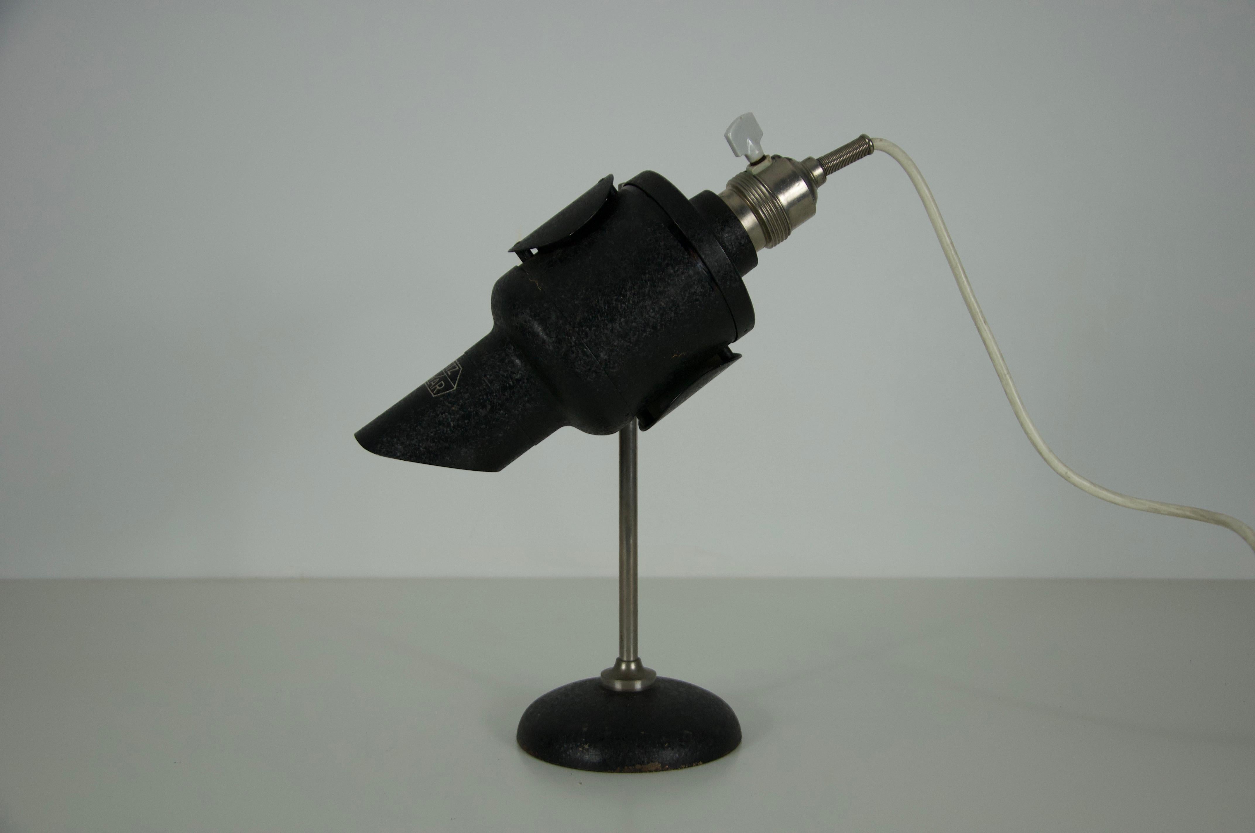 Cette rare lampe de table en métal a été produite par E. Leitz en Allemagne dans les années 1960 et reflète le langage de conception précis et fonctionnel de la marque. Construite en métal robuste revêtu de noir et dotée d'une solide base