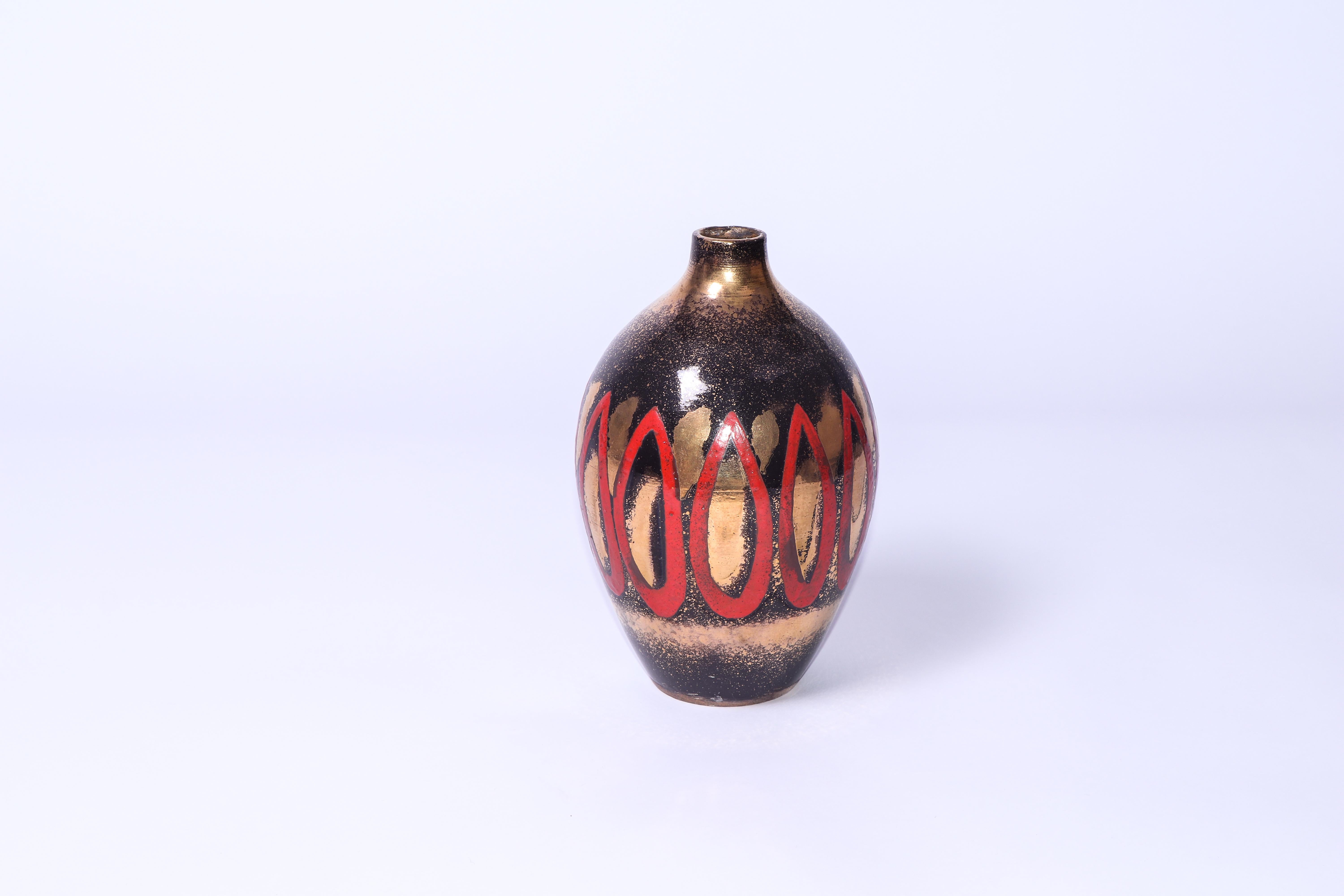 Exquisite Metallvase von Jean Besnard, einem der bedeutendsten französischen Art-déco-Keramiker. 

Siehe Seite 65 von 