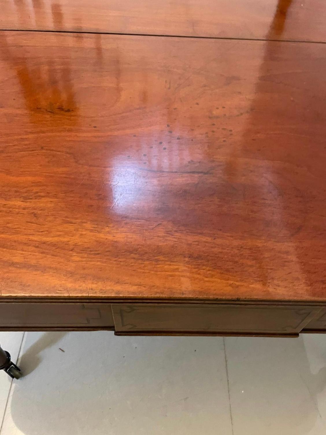 Rare table de salle à manger à rallonge de qualité George III en acajou métamorphique en vente 4