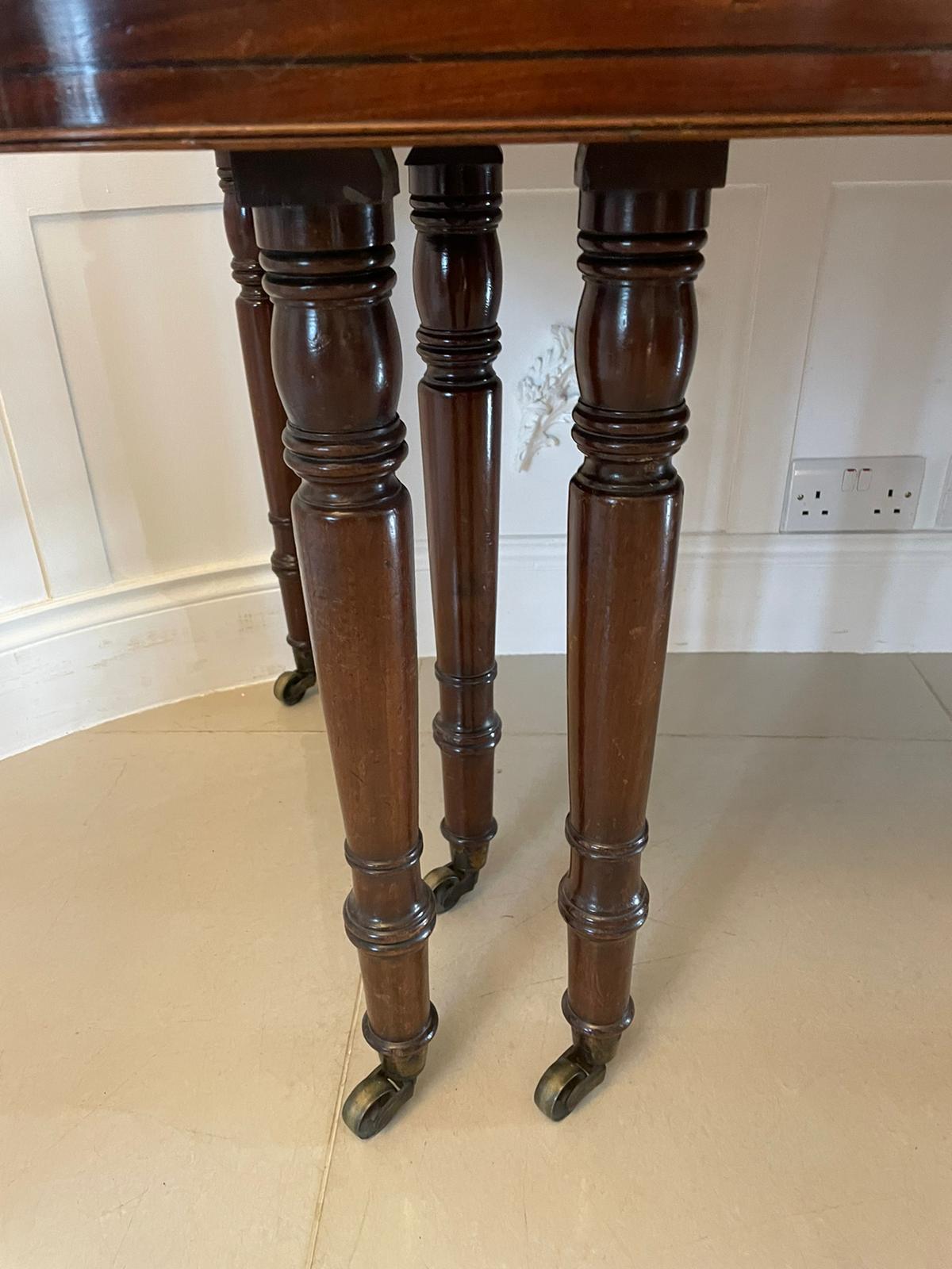 Rare table de salle à manger à rallonge de qualité George III en acajou métamorphique en vente 13