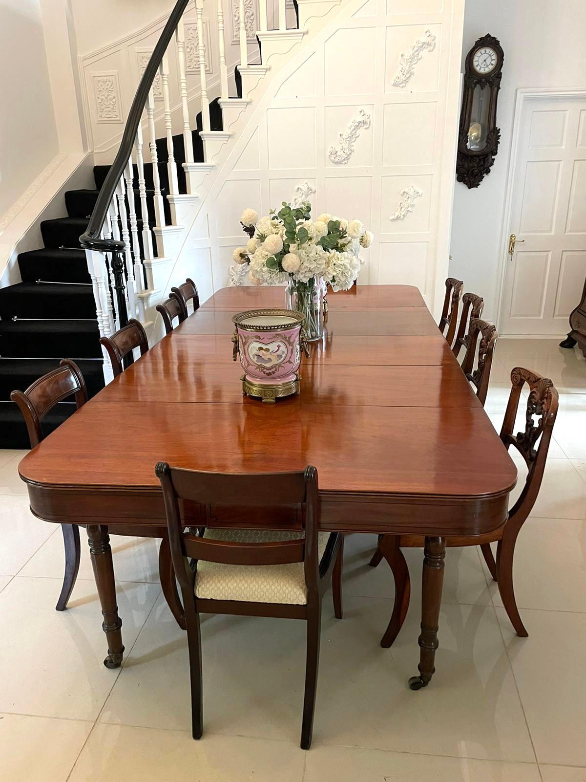 Rare table de salle à manger à rallonge en acajou de qualité George III métamorphique avec un plateau en acajou de qualité avec un bord cannelé et 3 feuilles supplémentaires d'origine reposant sur 8 pieds tournés effilés en acajou avec des roulettes