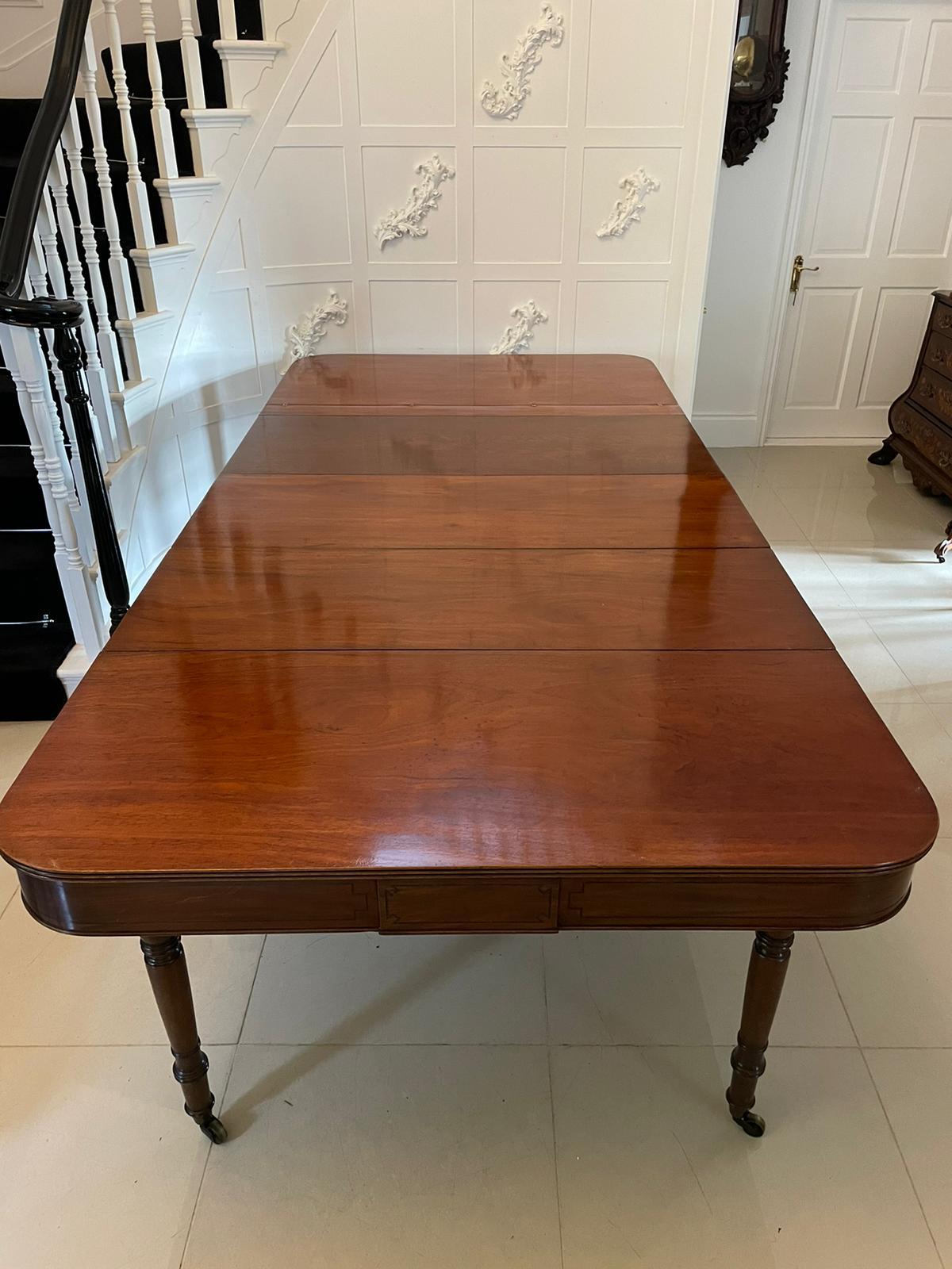 Anglais Rare table de salle à manger à rallonge de qualité George III en acajou métamorphique en vente