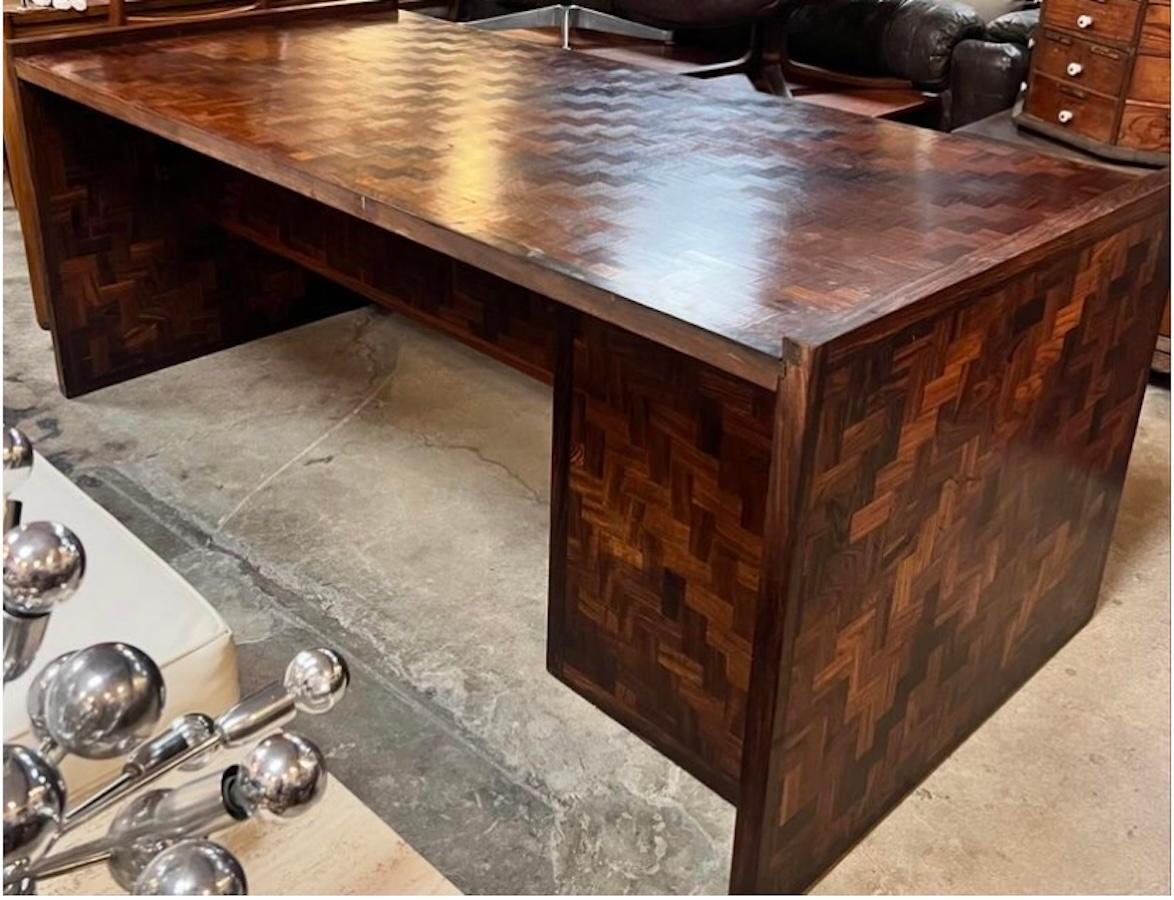Raro escritorio ejecutivo de Cocobolo por Don Shoemaker, México, circa 1960s. Atemporal y de la máxima calidad, este escritorio moderno de mediados de siglo está fabricado con un aspecto de parqué patchwork en todo el escritorio y cuenta con 3