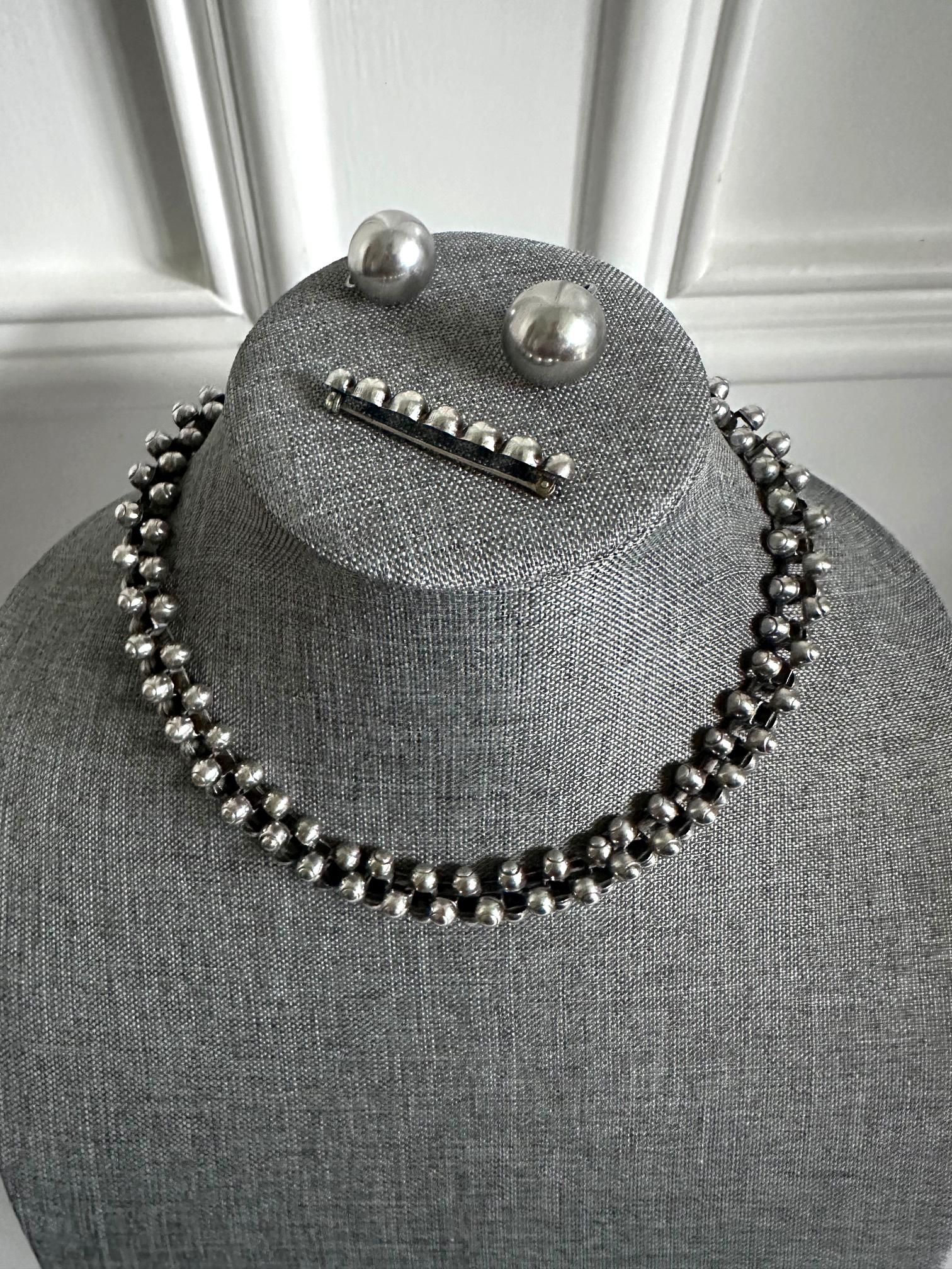 Raro conjunto de cuatro piezas de joyería moderna mexicana de plata, procedente de Taxco, México, hacia la década de 1940 y elaborado por William Spratling (1900-1967), diseñador y empresario estadounidense que estableció su estudio de platería en
