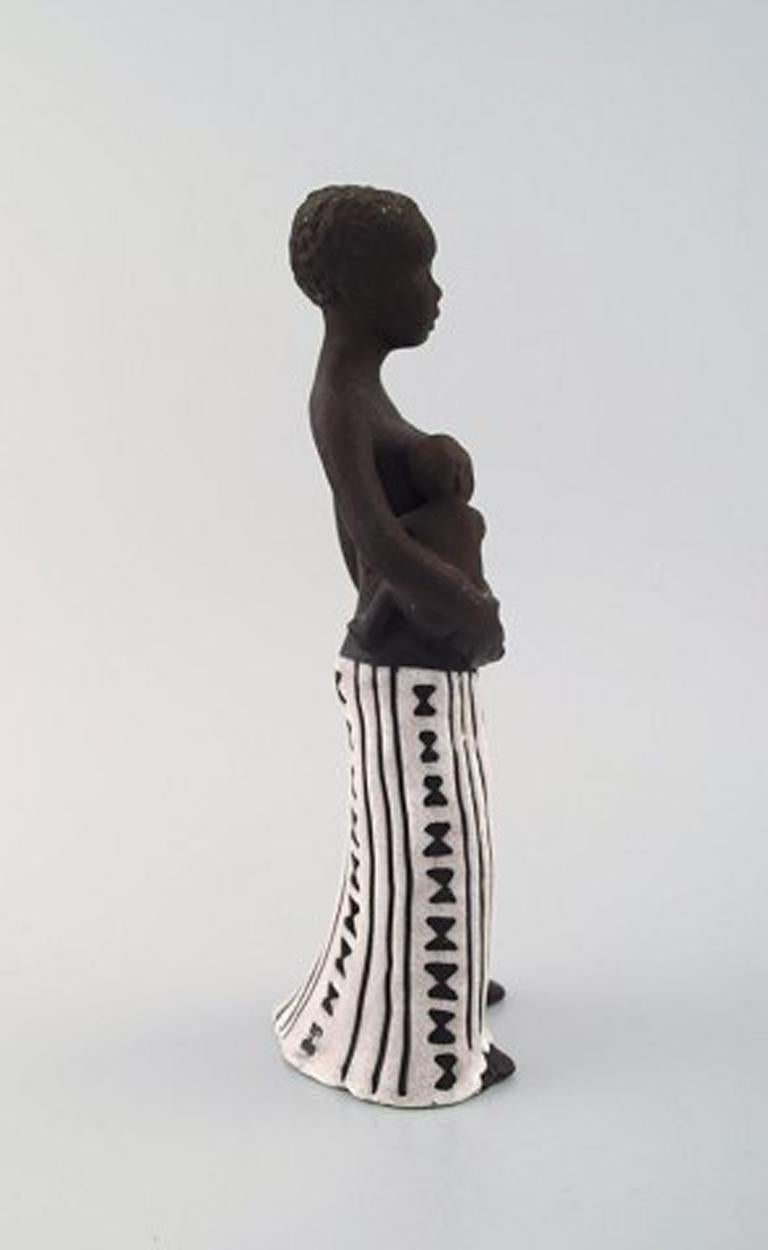 Rare Michael Andersen figure in the form of African woman with child. Ceramics from Bornholm (Denmark), 1950s. Model number: 5067.
Measures: 27 x 9.5 cm.
Perfect condition.
Stamped.