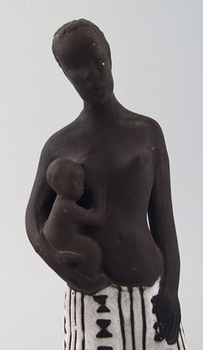 Rare Michael Andersen Figure in the Form of African Woman with Child, Ceramics In Excellent Condition In Copenhagen, DK