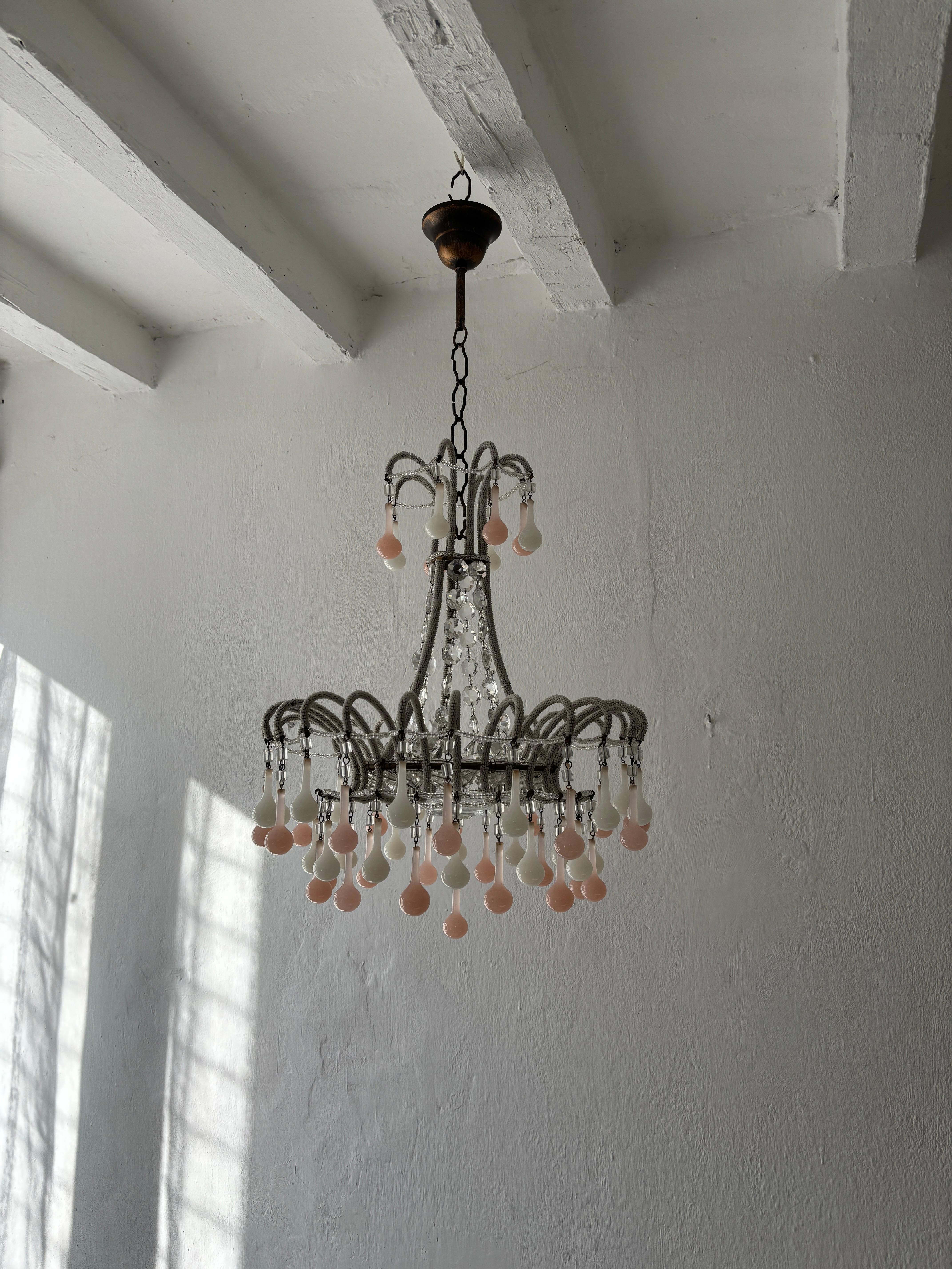 Alloggiamento 1 luce, verrà ricablato con una nuova presa in base al paese. Utilizziamo una presa UL certificata per gli Stati Uniti.  Microperline in opalina bianca, caricate con prismi di cristallo e gocce in opalina bianca e rosa di Murano.