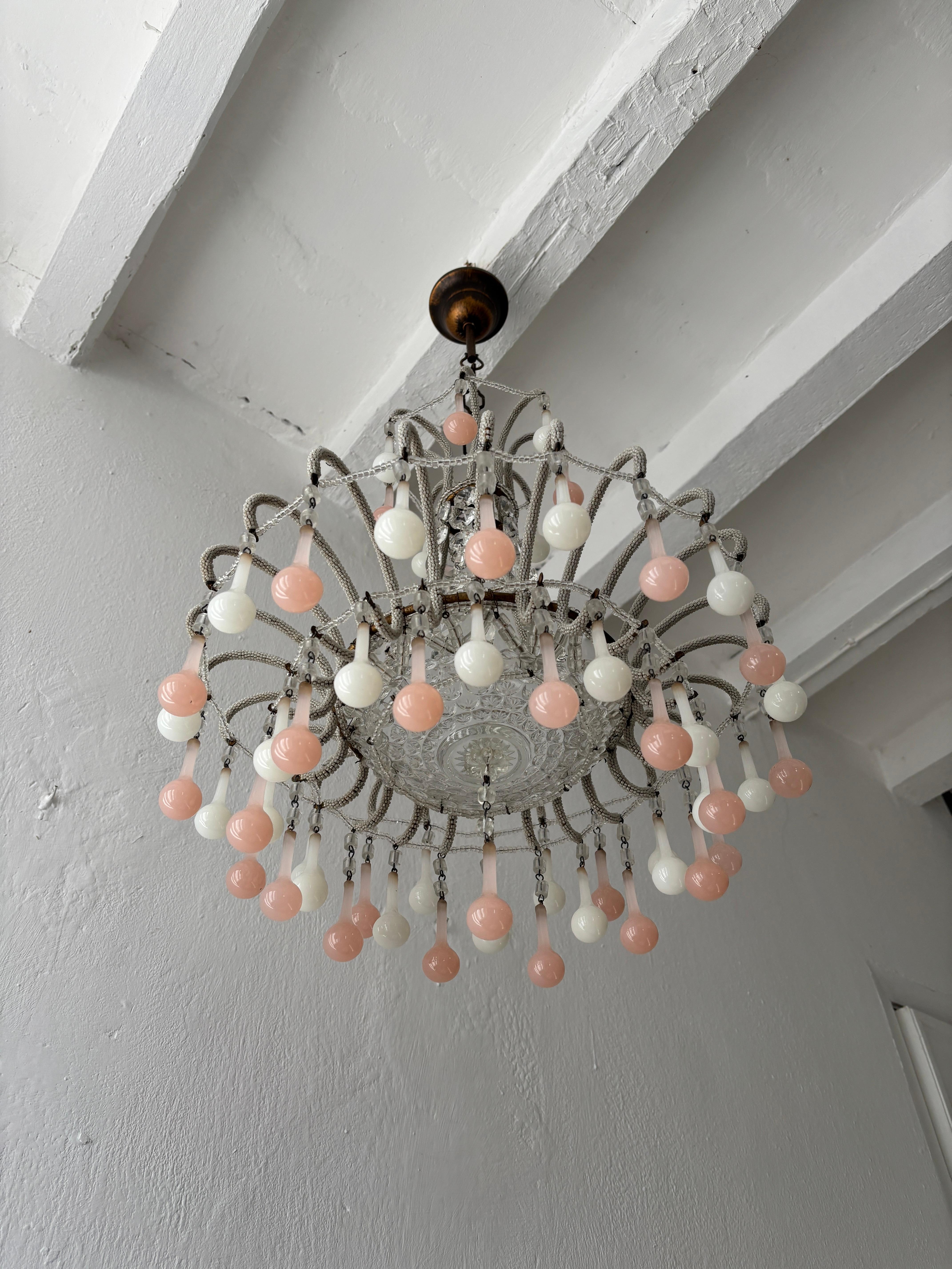 Francese Raro lampadario a gocce di opalina bianche e rosa con microperline, circa 1920 in vendita
