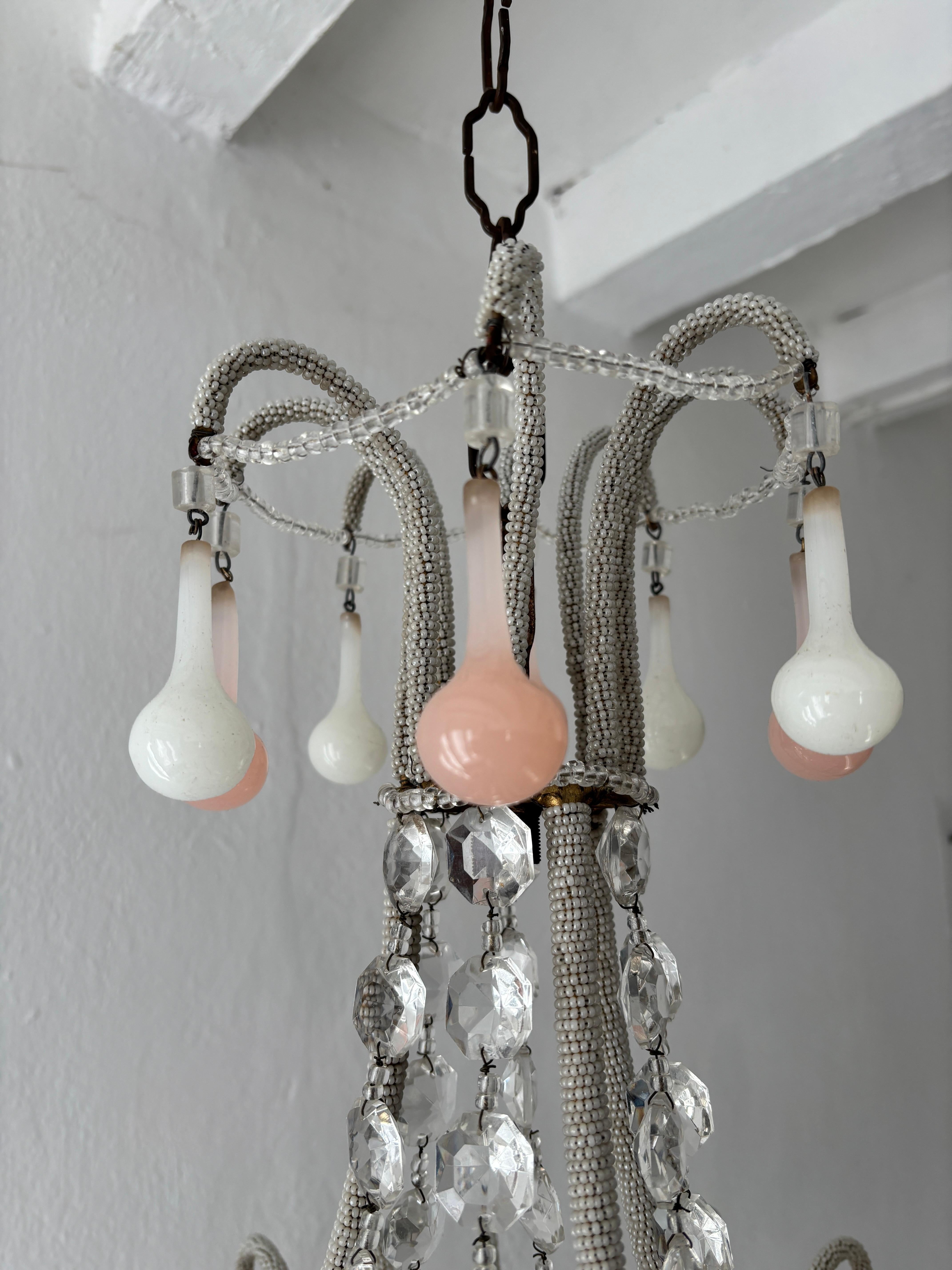 Raro lampadario a gocce di opalina bianche e rosa con microperline, circa 1920 In condizioni buone in vendita a Firenze, Toscana