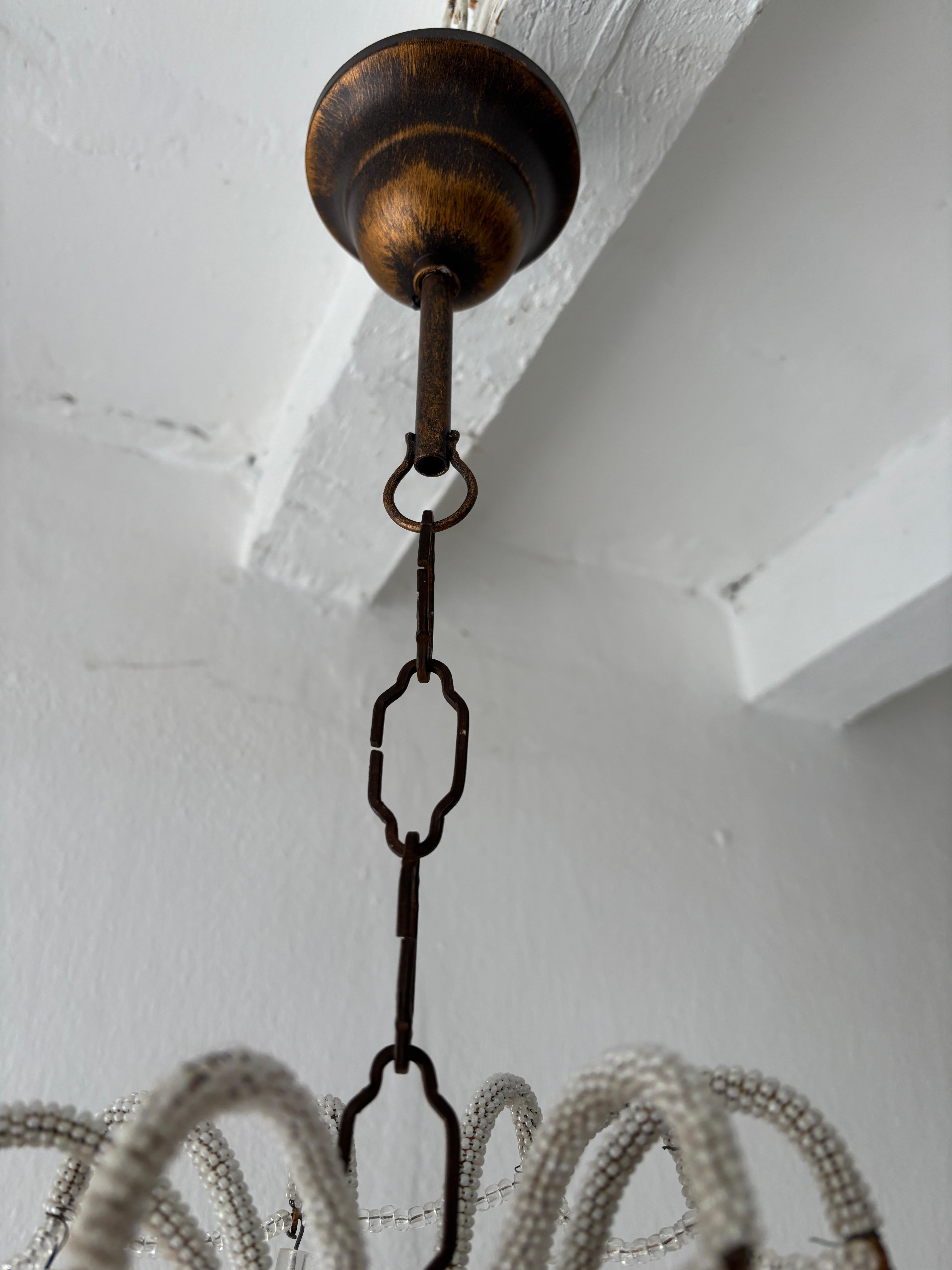 Inizio XX secolo Raro lampadario a gocce di opalina bianche e rosa con microperline, circa 1920 in vendita