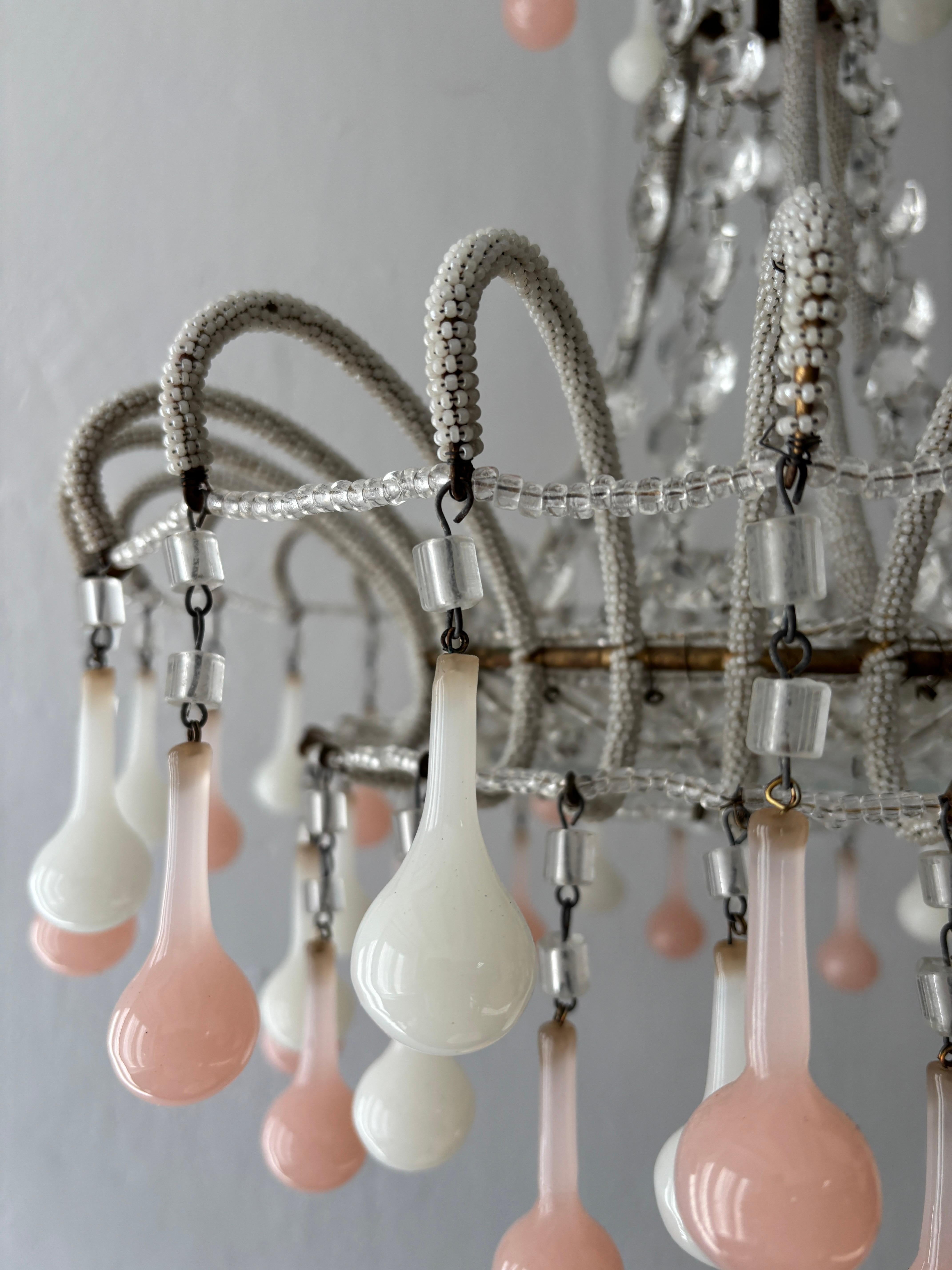 Cristallo Raro lampadario a gocce di opalina bianche e rosa con microperline, circa 1920 in vendita