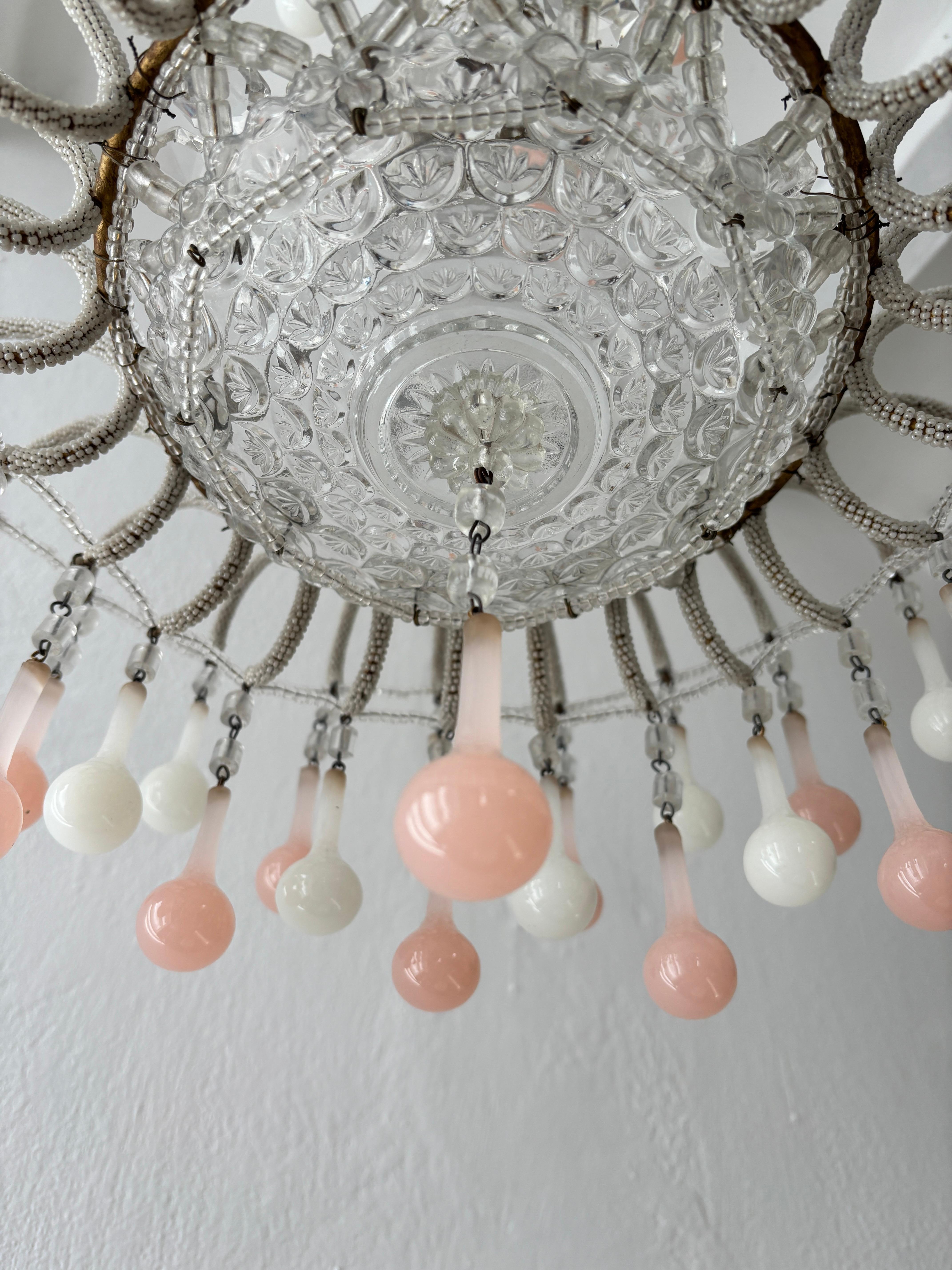 Raro lampadario a gocce di opalina bianche e rosa con microperline, circa 1920 in vendita 1