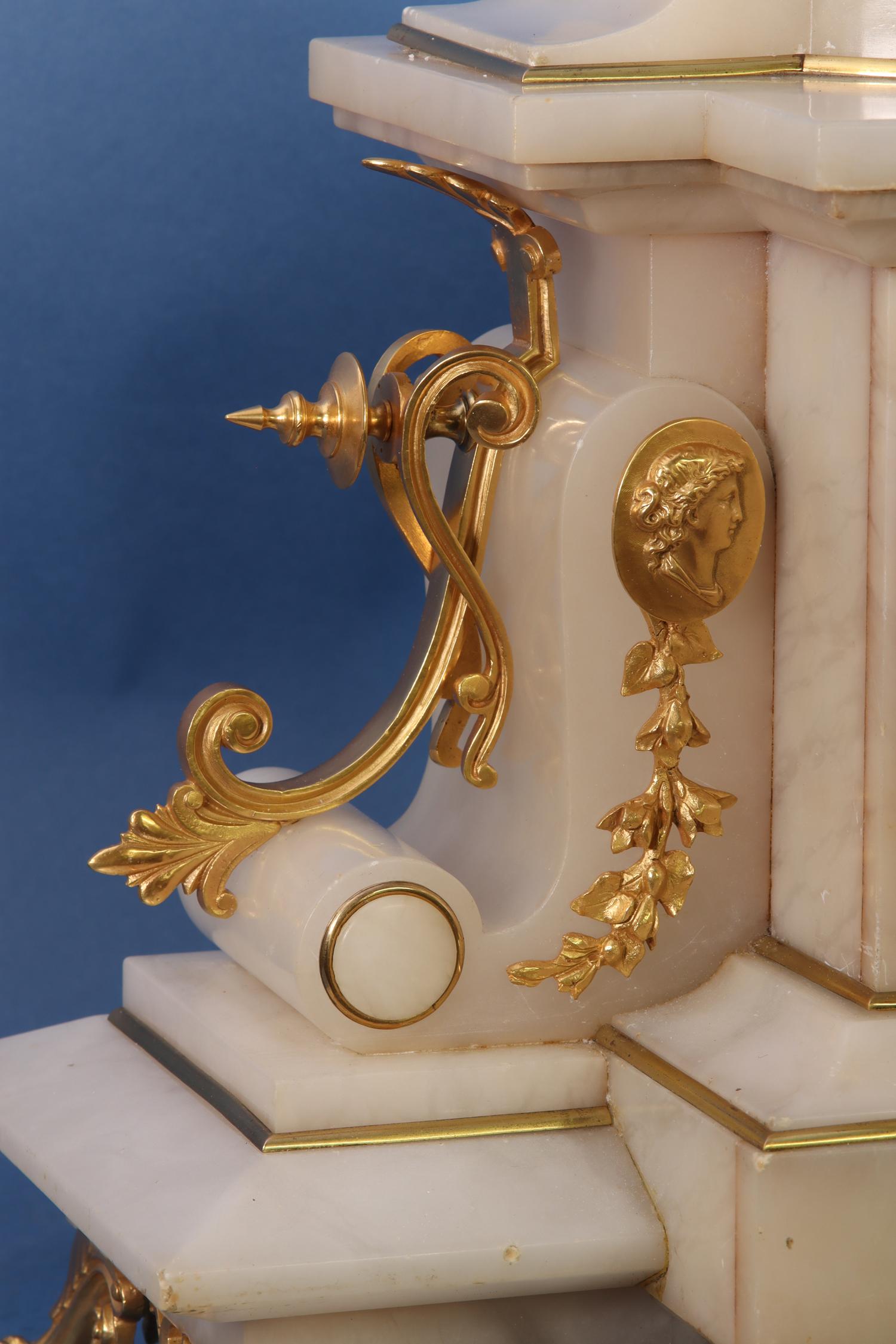 Rare Mid-19th Century Alabaster Conical Clock. In Good Condition For Sale In Greenlawn, NY
