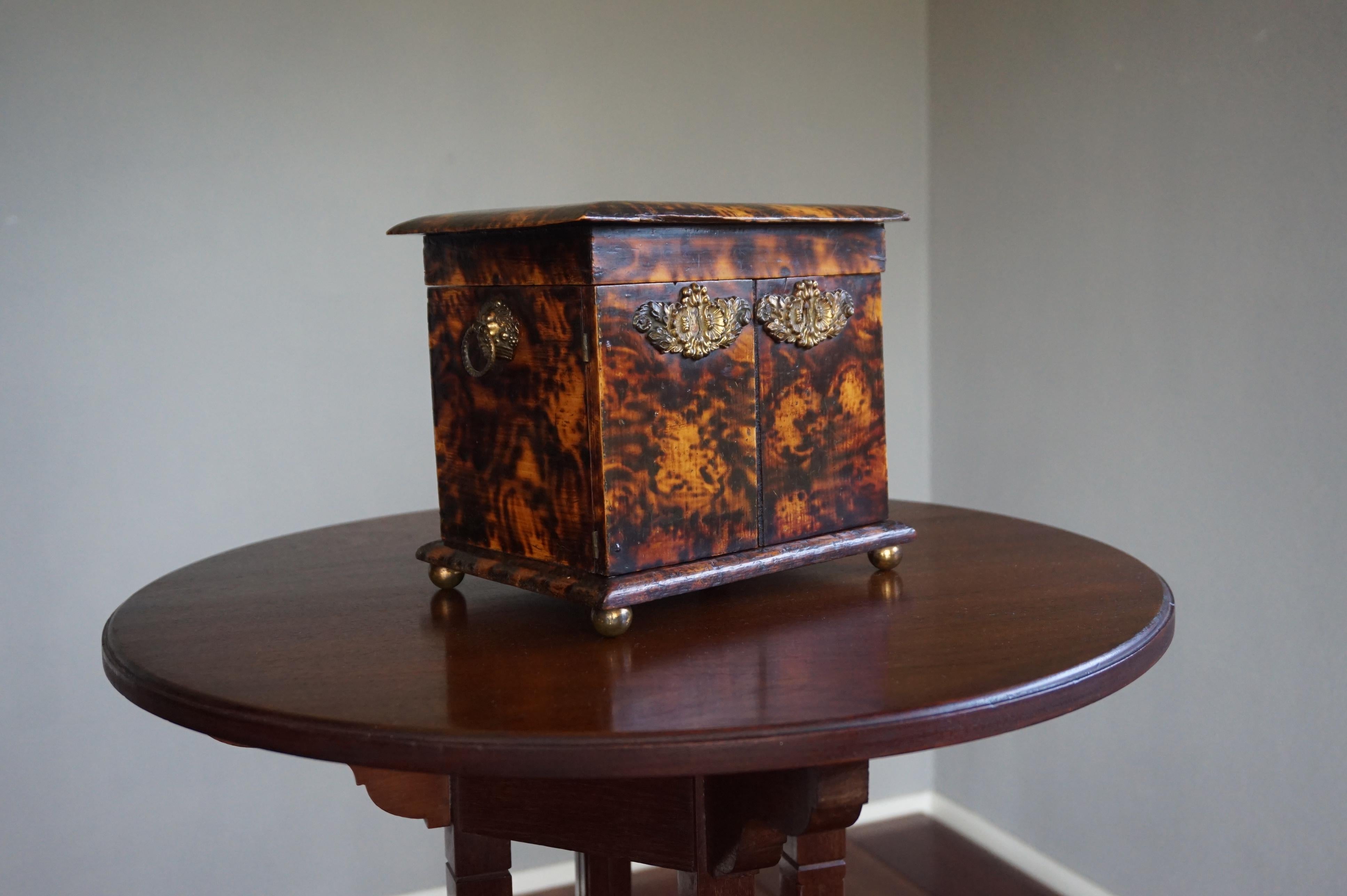 Handcrafted 19th century box with great patina.

We do understand why it is no longer allowed to ship real tortoise shell to many countries. However, it is disappointing that 19th century pieces are banned too, because back then most of the shell