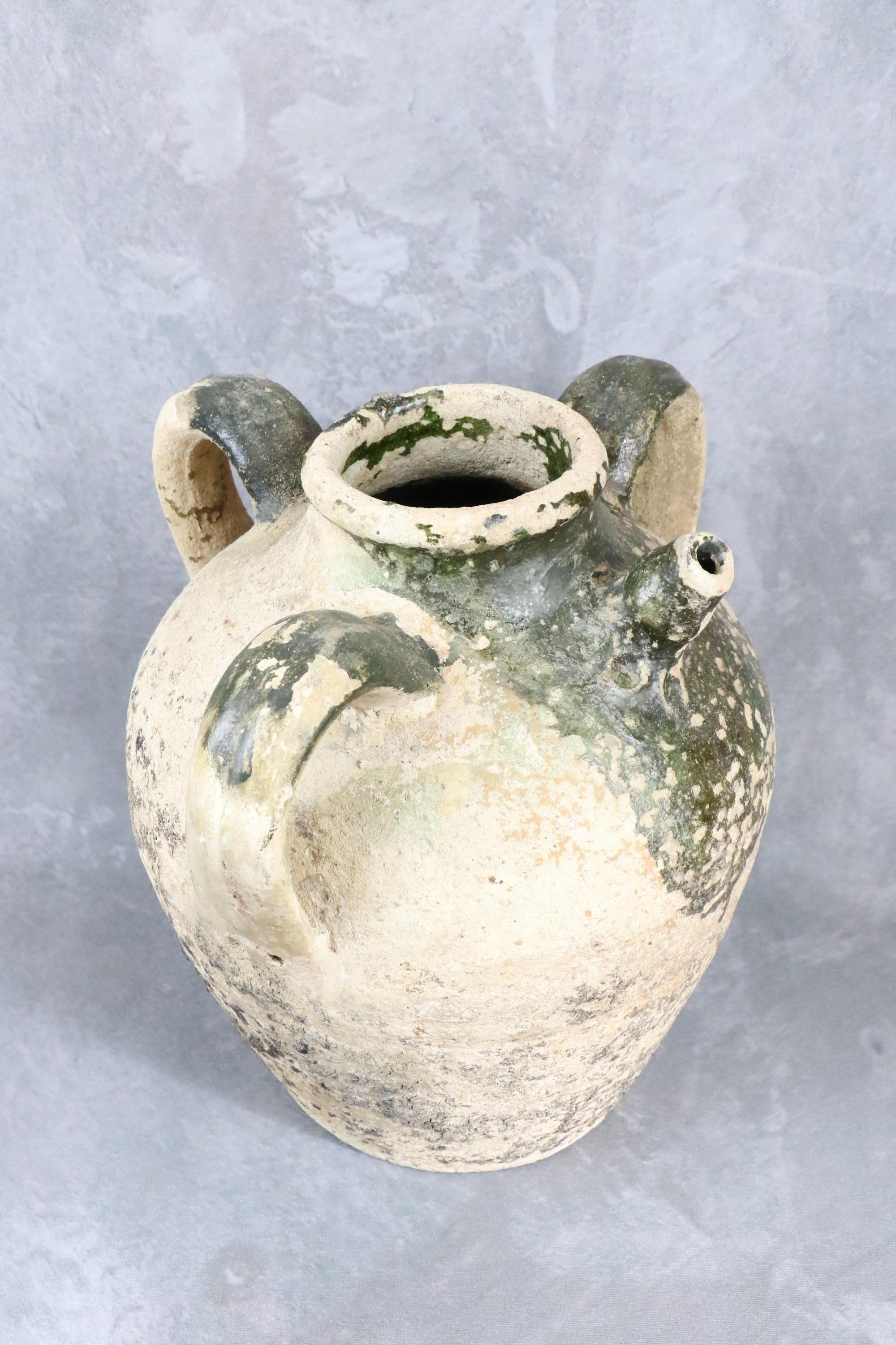 Raro vaso di terracotta francese della metà del XIX secolo, Orjol, con tre manici in vendita 6