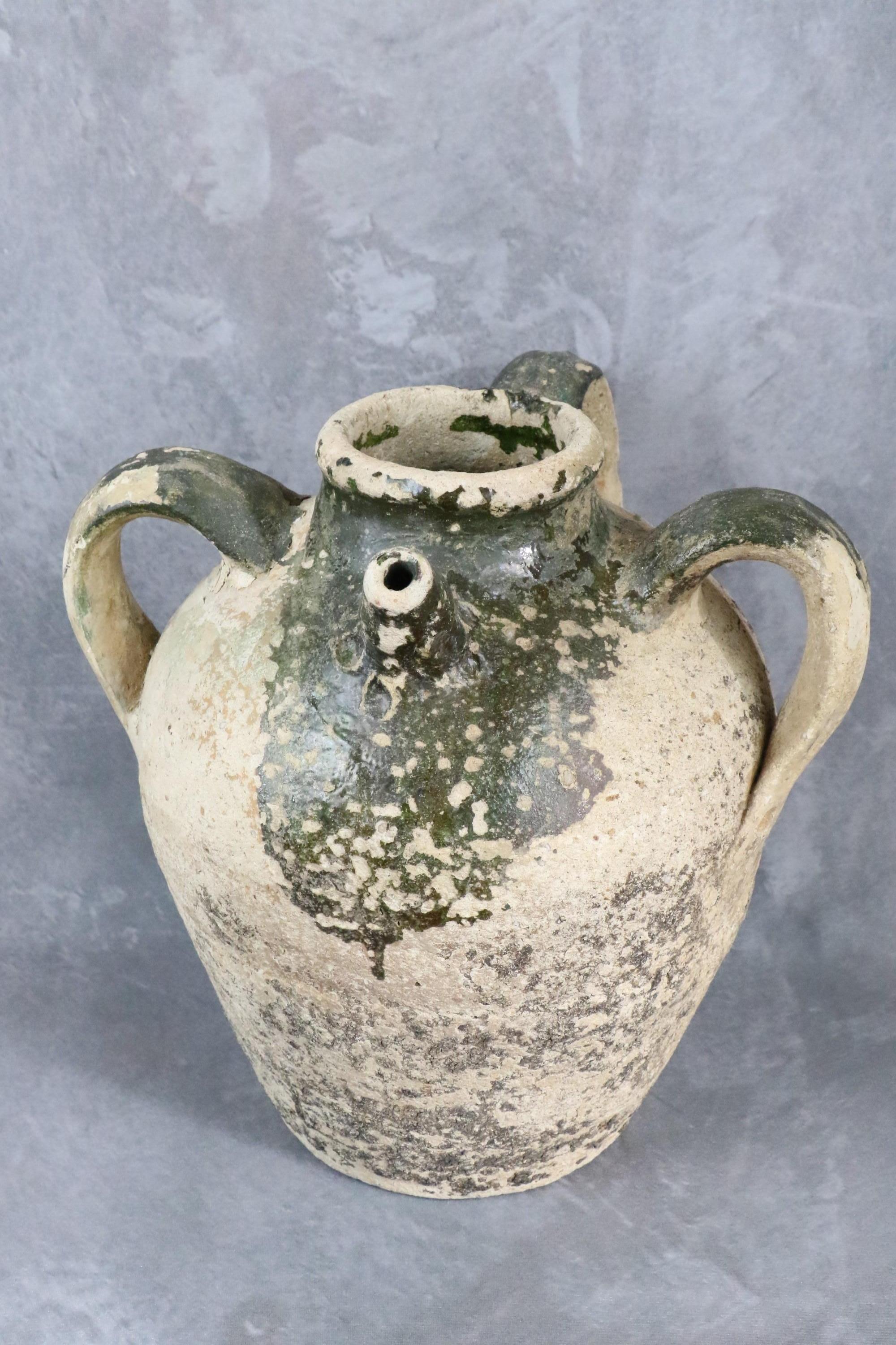 Raro vaso di terracotta francese della metà del XIX secolo, Orjol, con tre manici in vendita 10
