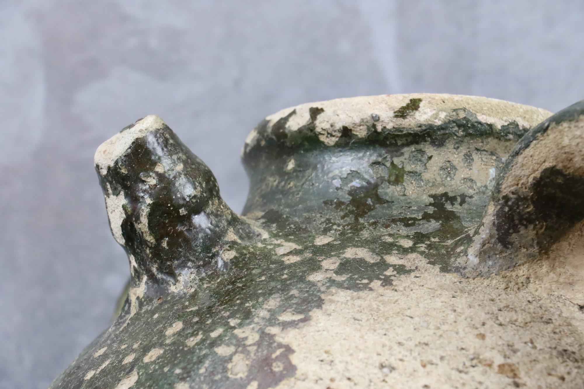 Stile provenzale Raro vaso di terracotta francese della metà del XIX secolo, Orjol, con tre manici in vendita