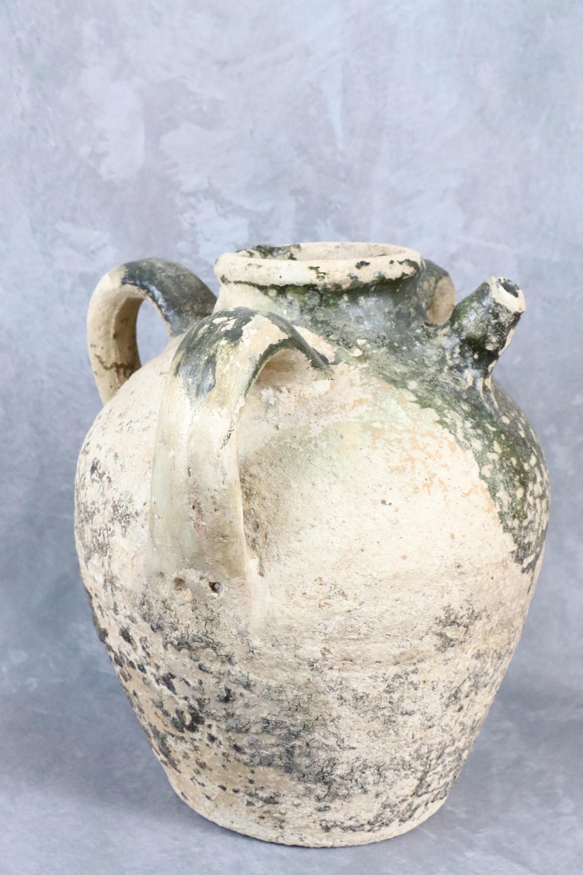 Raro vaso di terracotta francese della metà del XIX secolo, Orjol, con tre manici in vendita 2