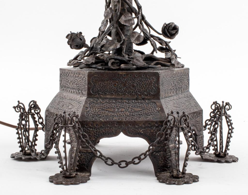 Seltene Bronze-Eisen-Tischlampe mit Rosenmotiv aus der Mitte des 20. Jahrhunderts im Zustand „Gut“ im Angebot in Tarry Town, NY