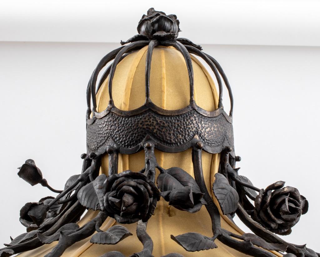 Seltene Bronze-Eisen-Tischlampe mit Rosenmotiv aus der Mitte des 20. Jahrhunderts im Angebot 2