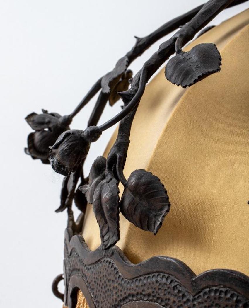 Seltene Bronze-Eisen-Tischlampe mit Rosenmotiv aus der Mitte des 20. Jahrhunderts im Angebot 4