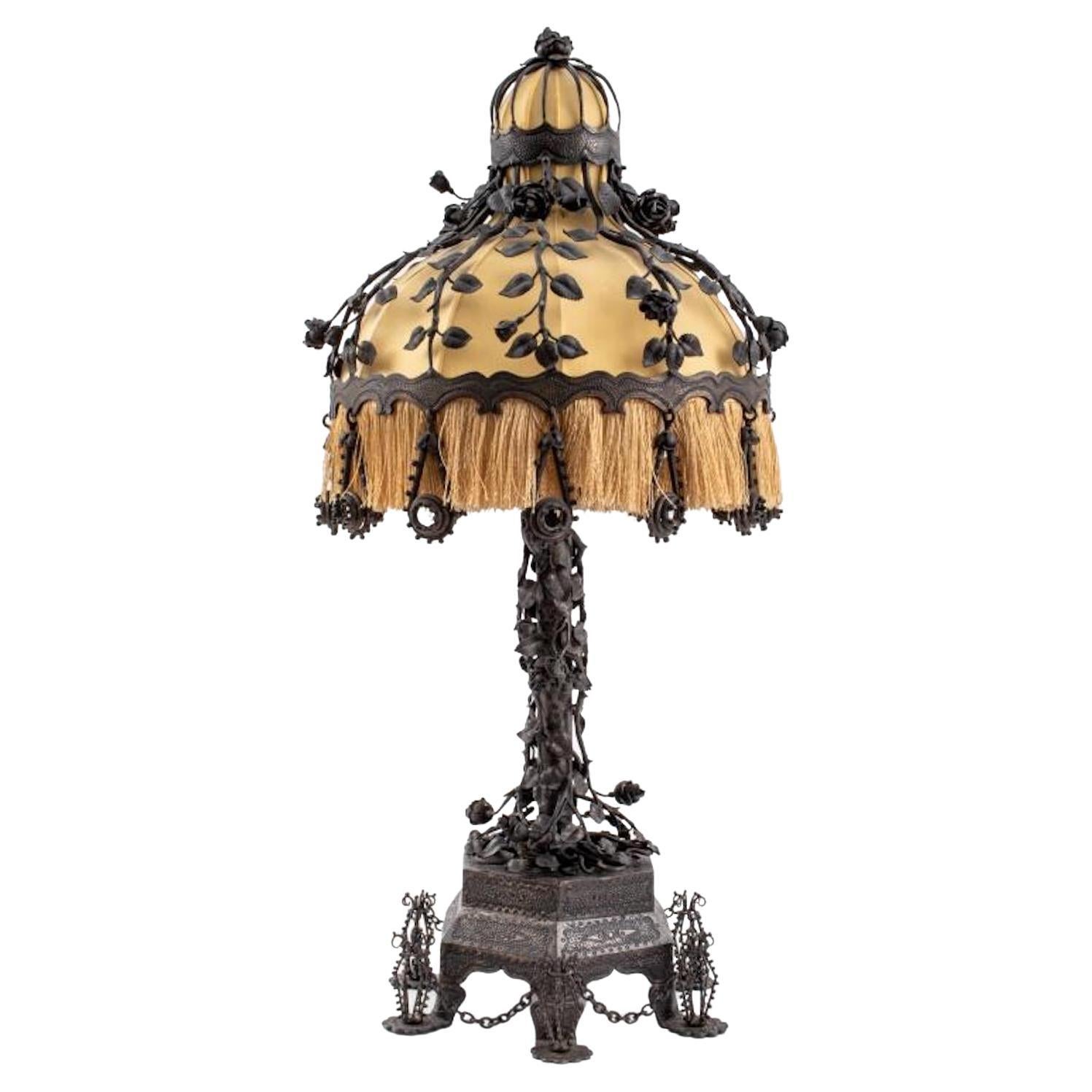 Seltene Bronze-Eisen-Tischlampe mit Rosenmotiv aus der Mitte des 20. Jahrhunderts
