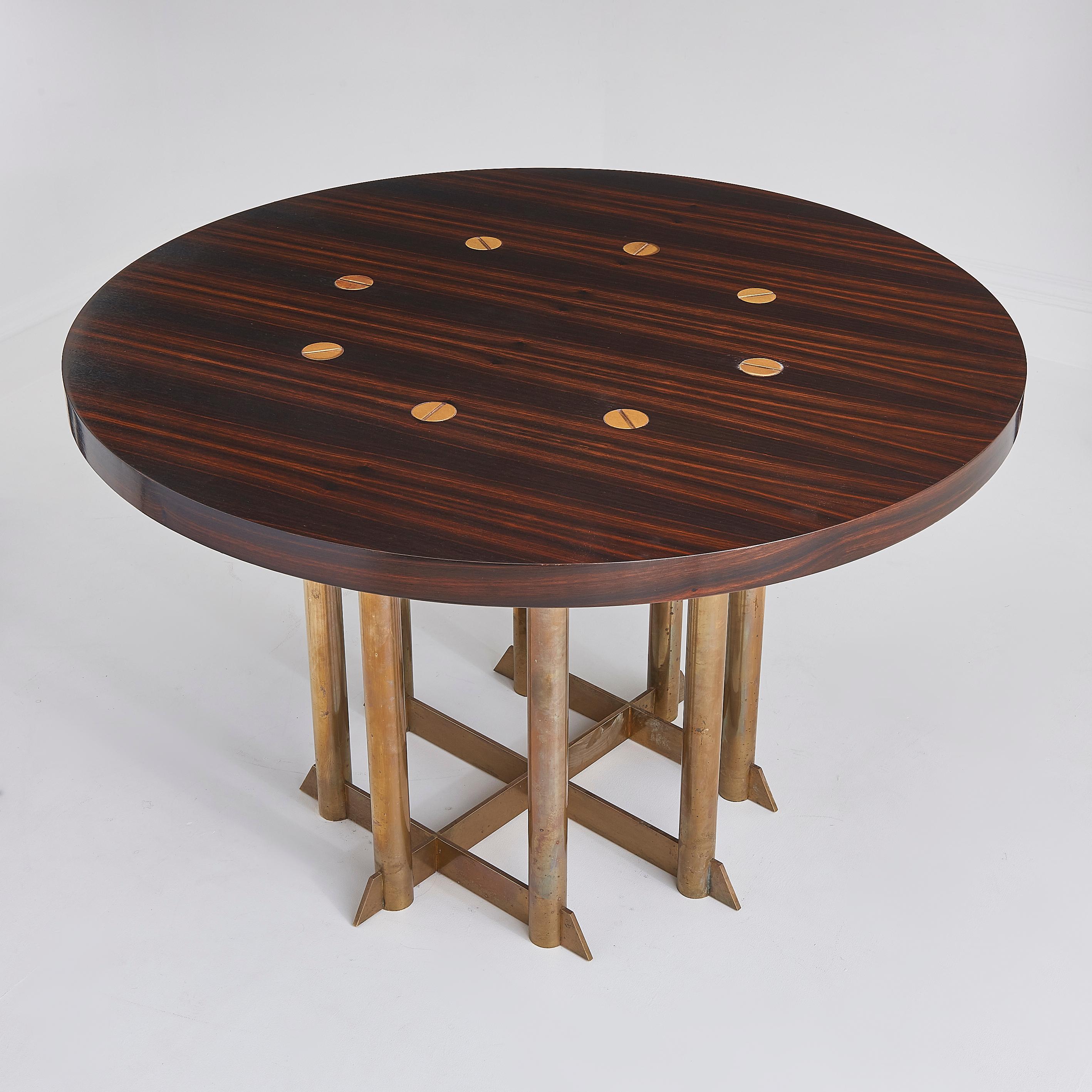Mid-Century Modern Rare table de salle à manger ronde en jacaranda du milieu du 20e siècle sur base en laiton en vente